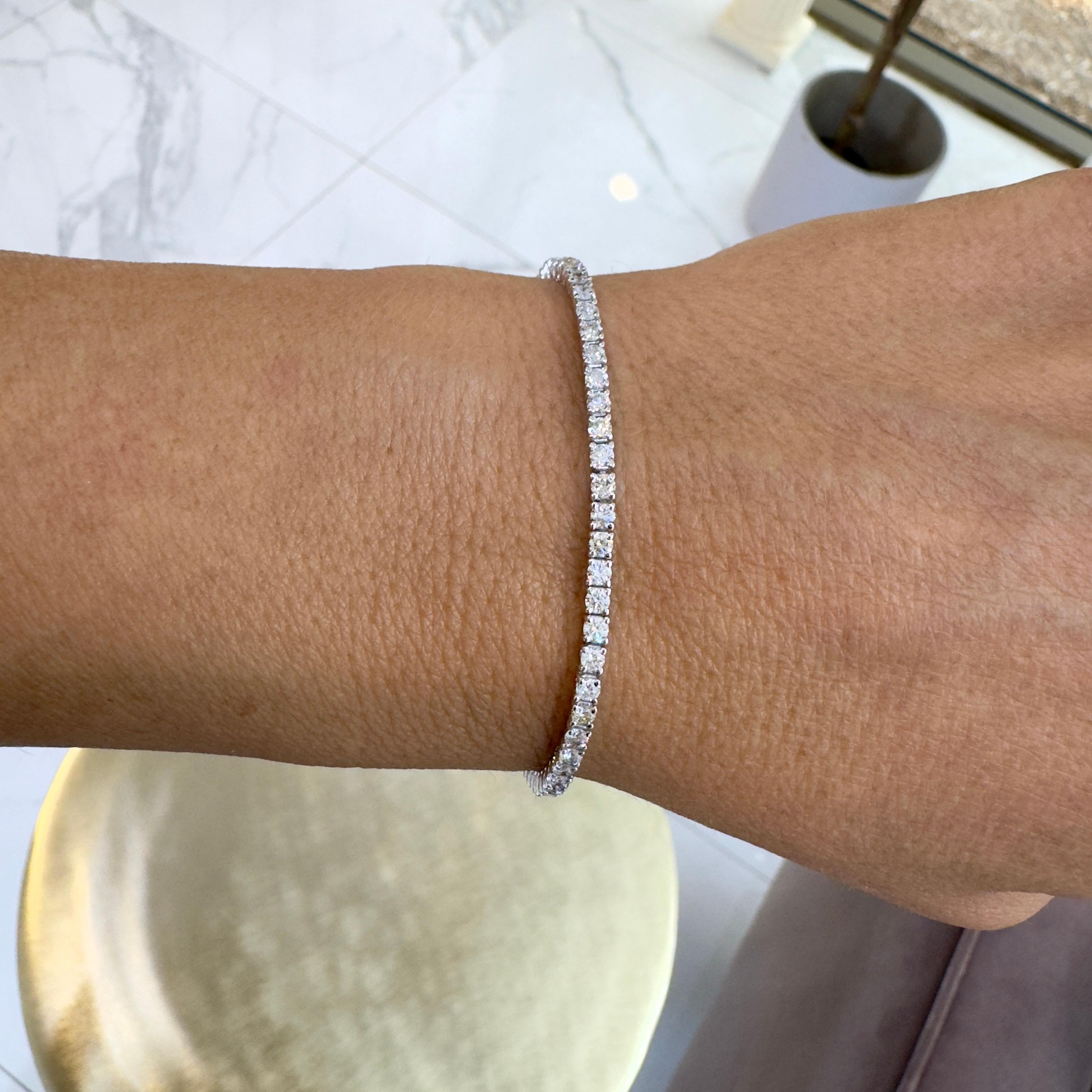 Bracciale tennis con diamanti a 4 punte da 3,30 carati in oro bianco 14K in vendita 4