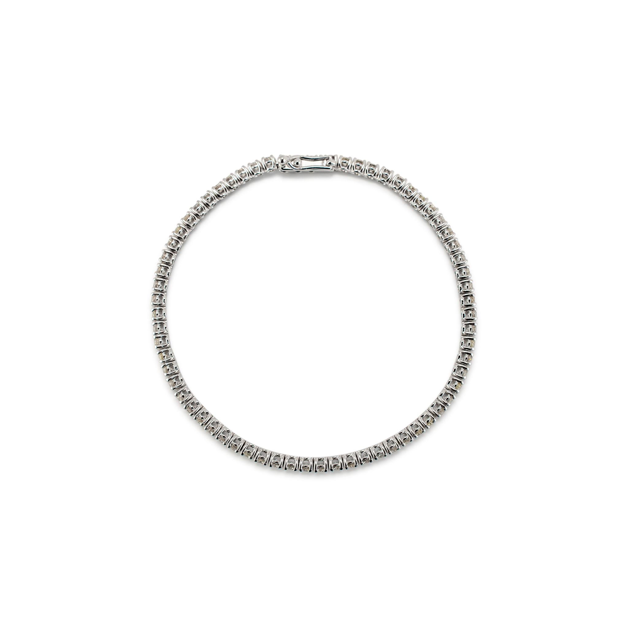 Genre : Femmes

Type de métal : Or blanc 14K

Longueur : 7.00 pouces 

Largeur : 2.60 mm

Poids : 7,60 grammes.


Bracelet de tennis en or blanc 14 carats, diamants, rhodiés et polis, fait sur mesure.  Elle est en excellent état.

D'occasion En
