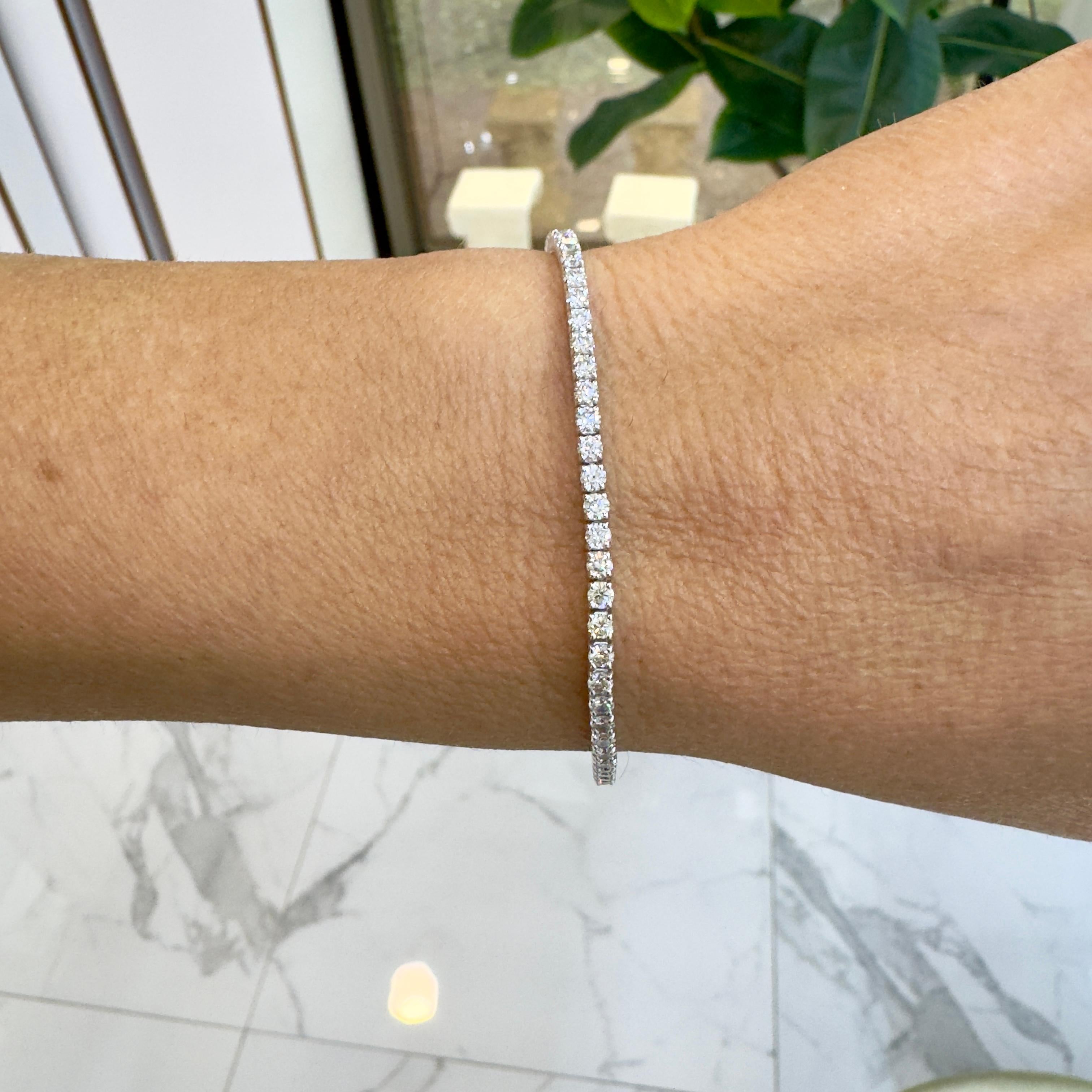 Bracelet tennis en or blanc 14K à 4 branches et 4.38ct de diamants en vente 3