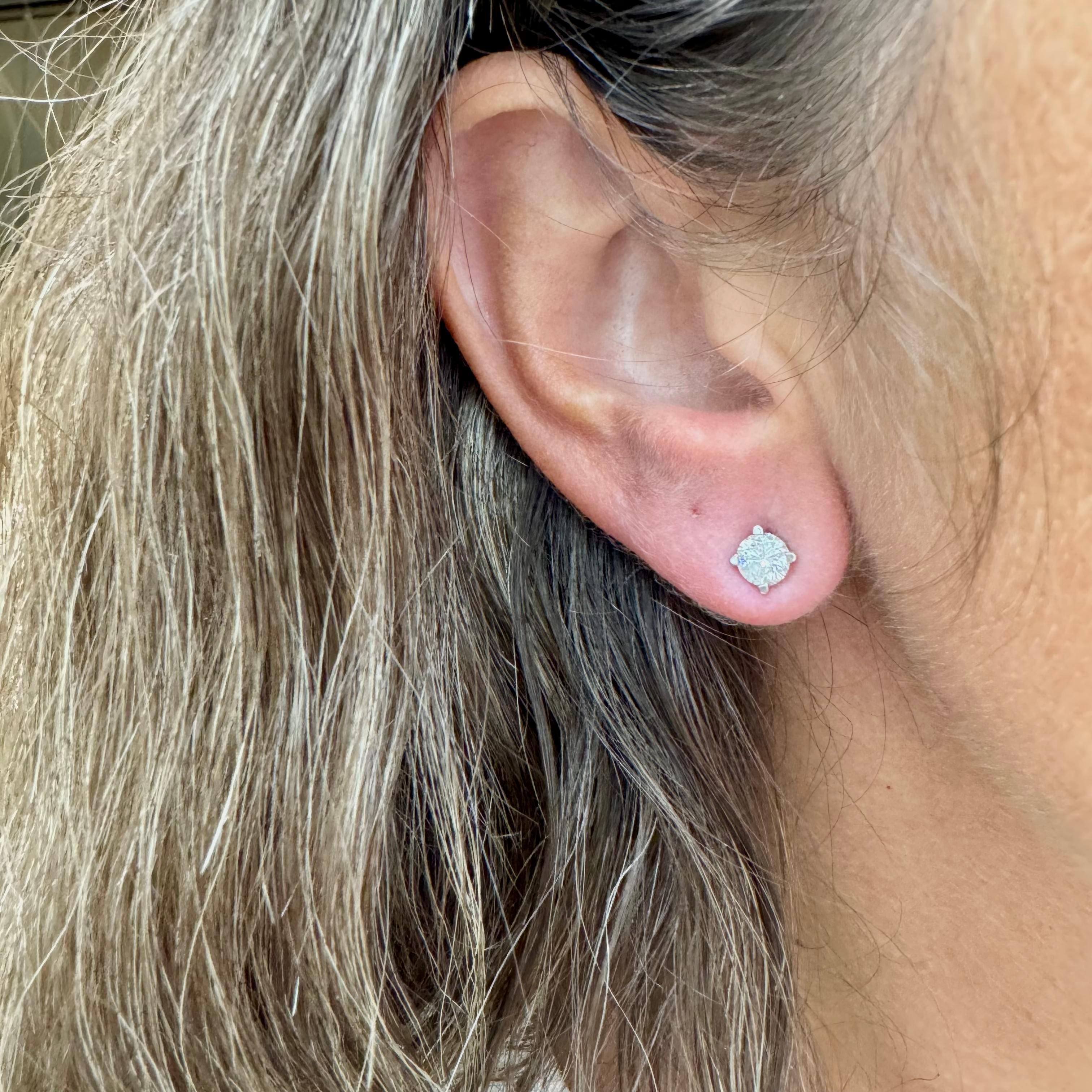 Boucles d'oreilles en or blanc 14K à 4 griffes vissées 1.08 CT diamant rond en vente 4