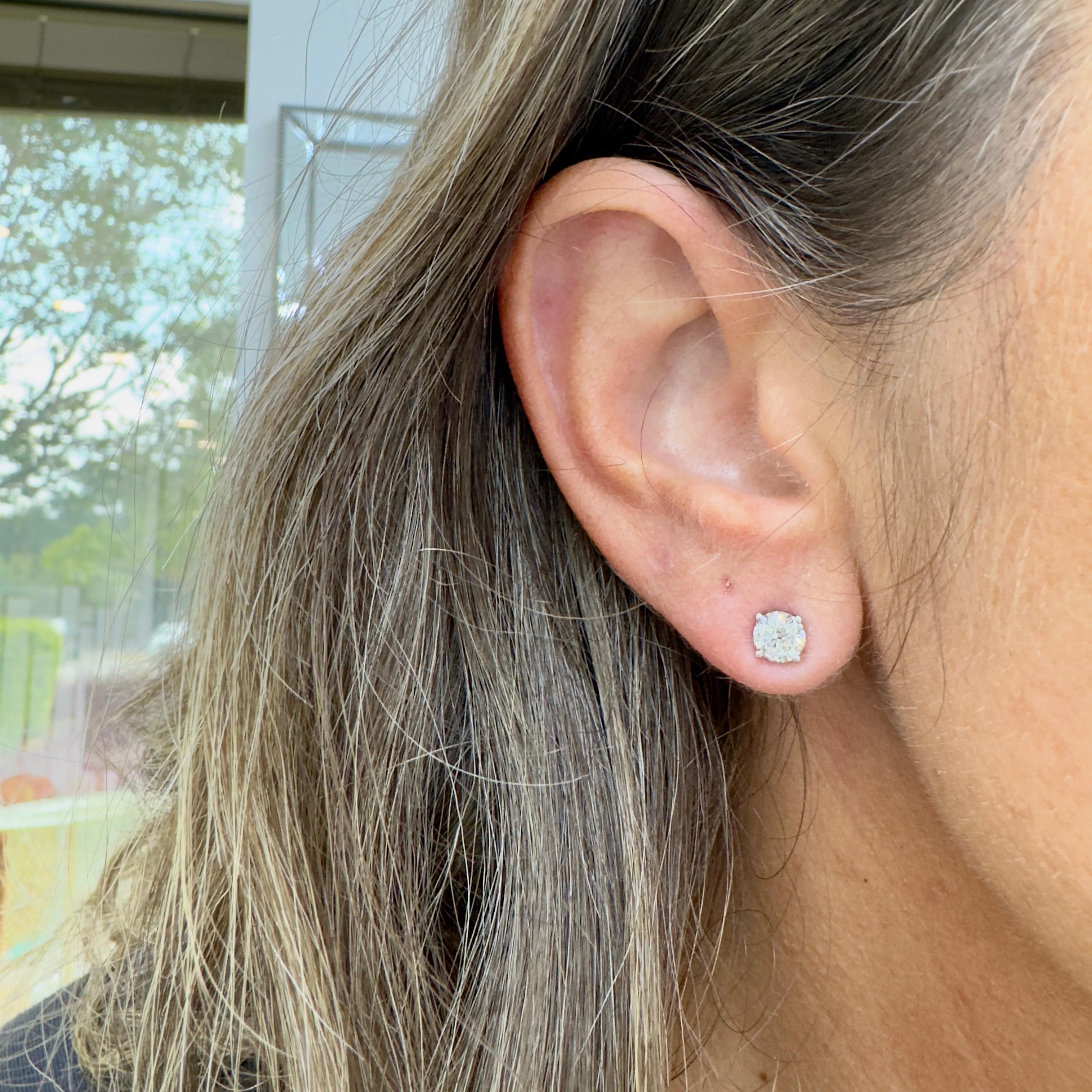 Orecchini con diamanti rotondi da 1,40 carati in oro bianco 14K a 4 punte con chiusura a vite in vendita 3