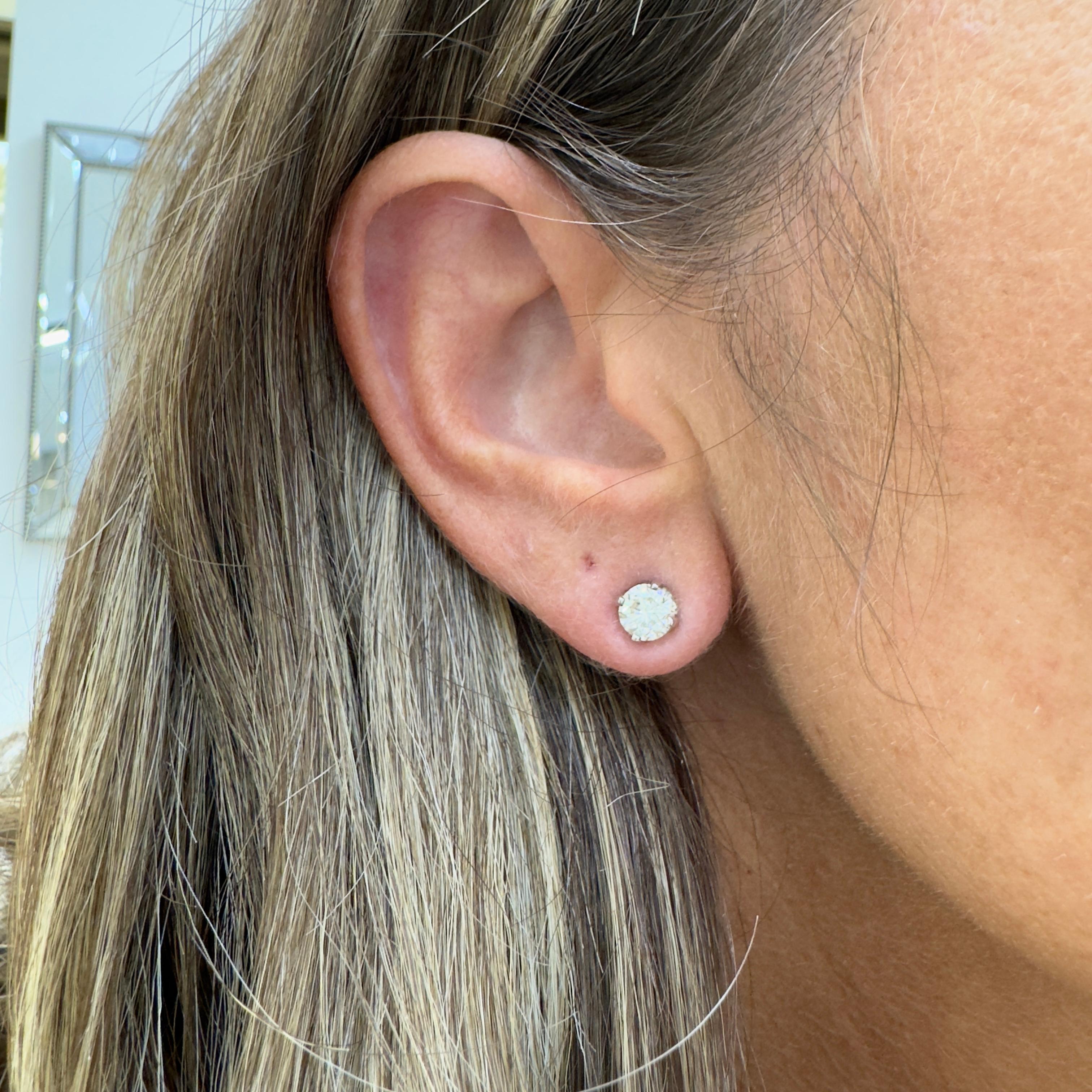 Orecchini con diamanti rotondi da 1,90 carati in oro bianco 14K con 4 punte a vite in vendita 3