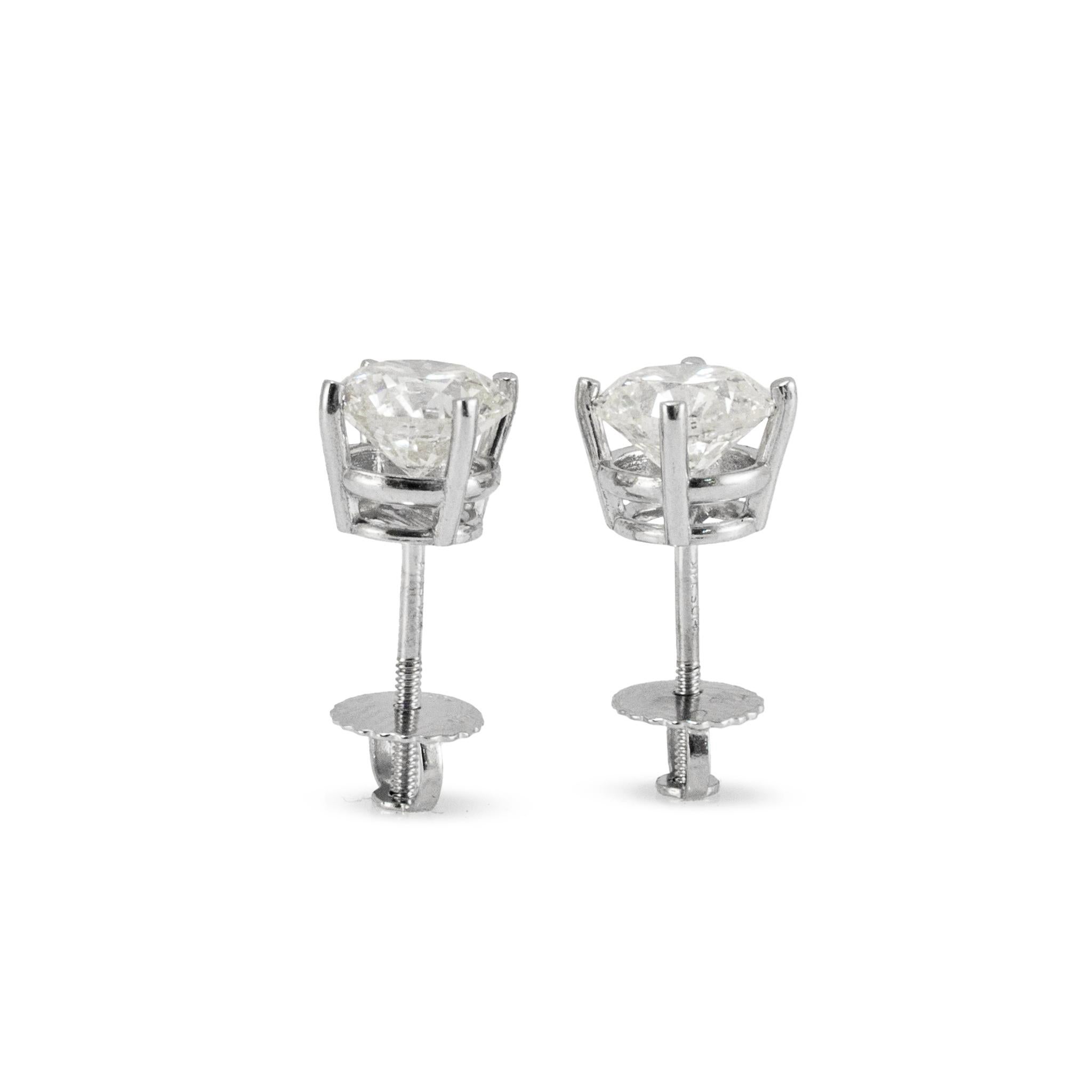 Type de métal : Or blanc 14K

Longueur : 0,25 pouces

Diamètre : 6,50 mm

Poids : 1.51 grammes

Une paire de boucles d'oreilles en or blanc 14K rhodié avec diamants, avec dos vissés, gravées 