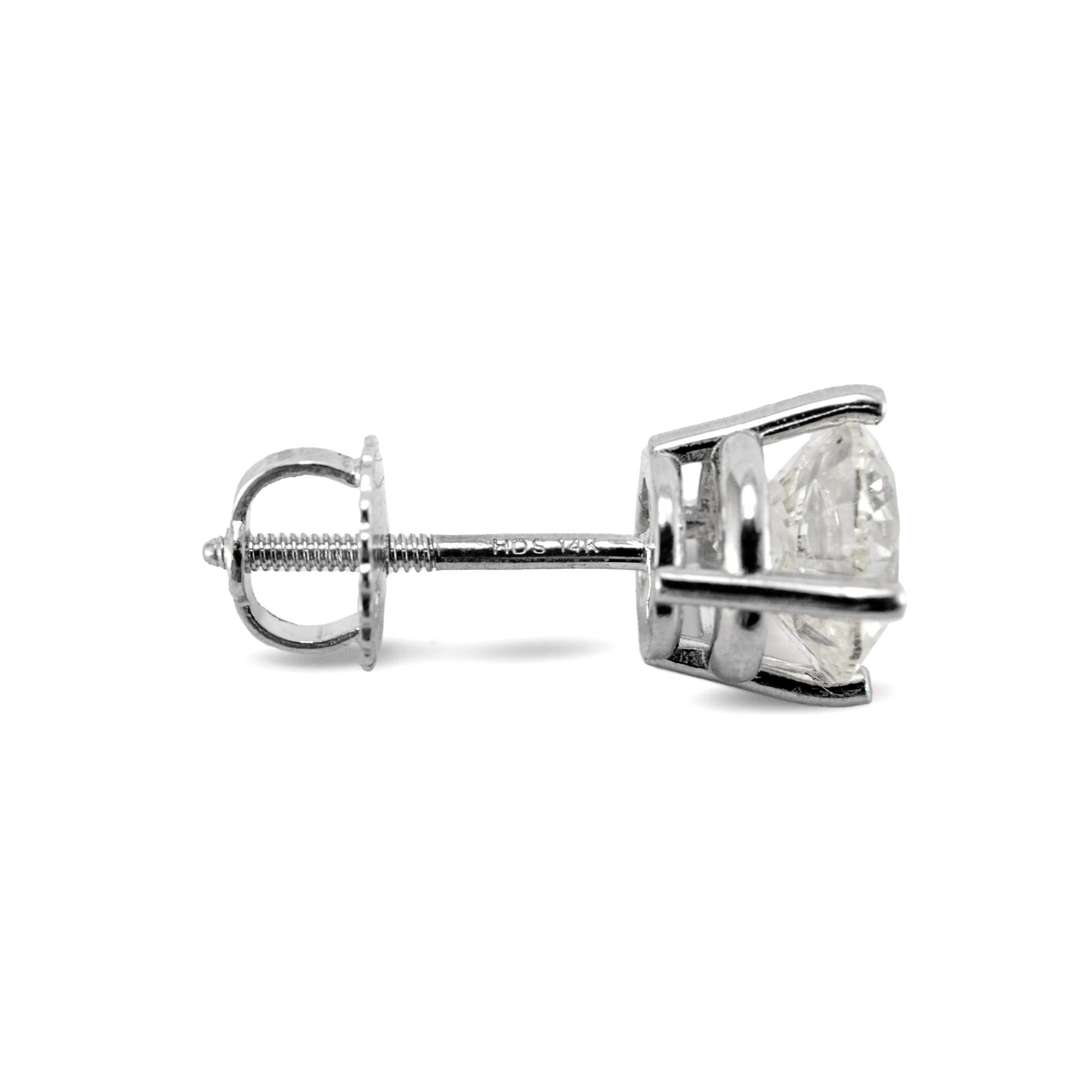 Boucles d'oreilles en or blanc 14K avec 4 griffes vissées et 2.00 CT de diamant rond Excellent état - En vente à Houston, TX