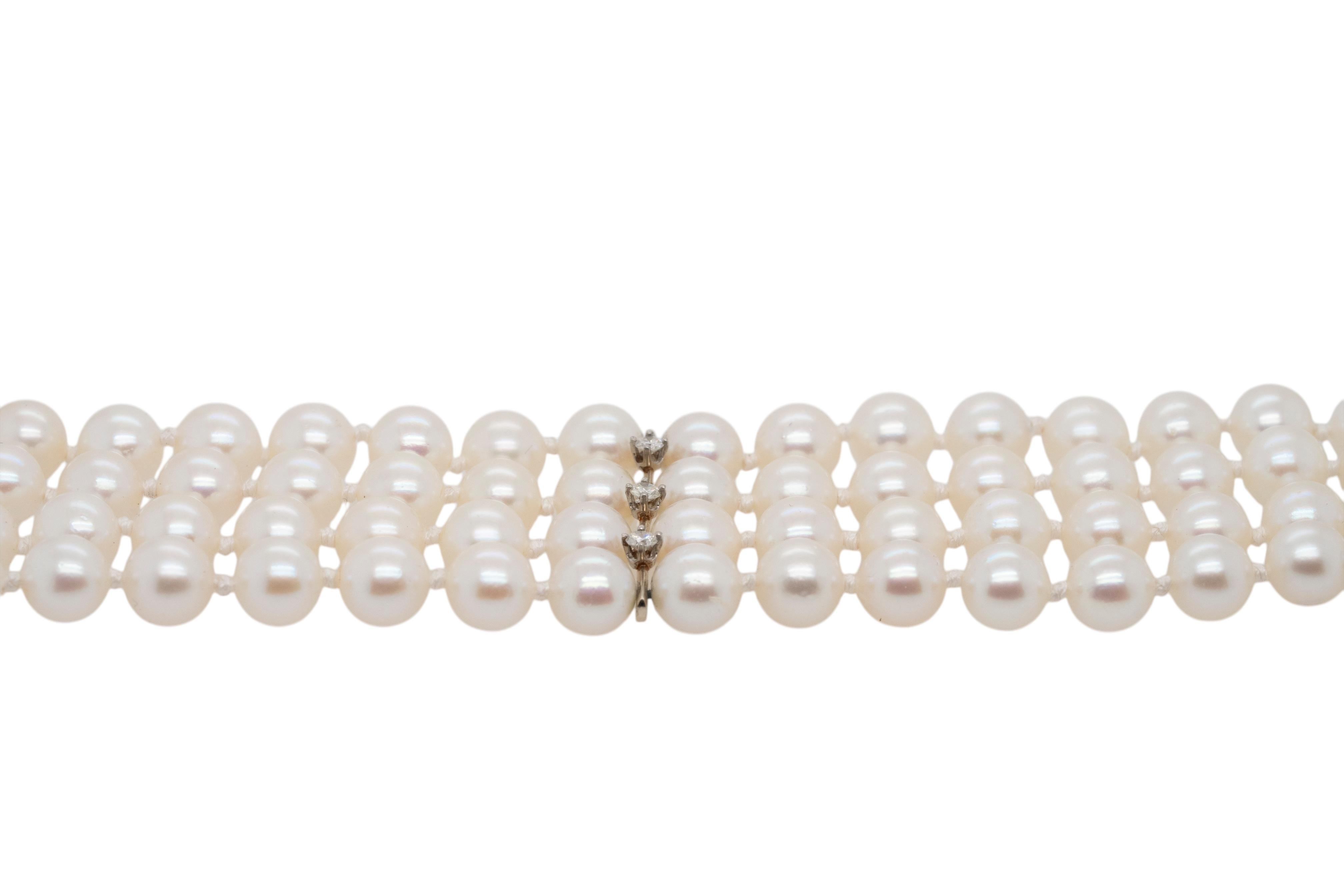 Cet élégant bracelet à 4 brins de perles et de diamants naturels allie une sophistication intemporelle à un éclat qui attire le regard. Confectionnée avec environ 0,54 carats de diamants ronds naturels de taille brillant, chaque pierre précieuse est