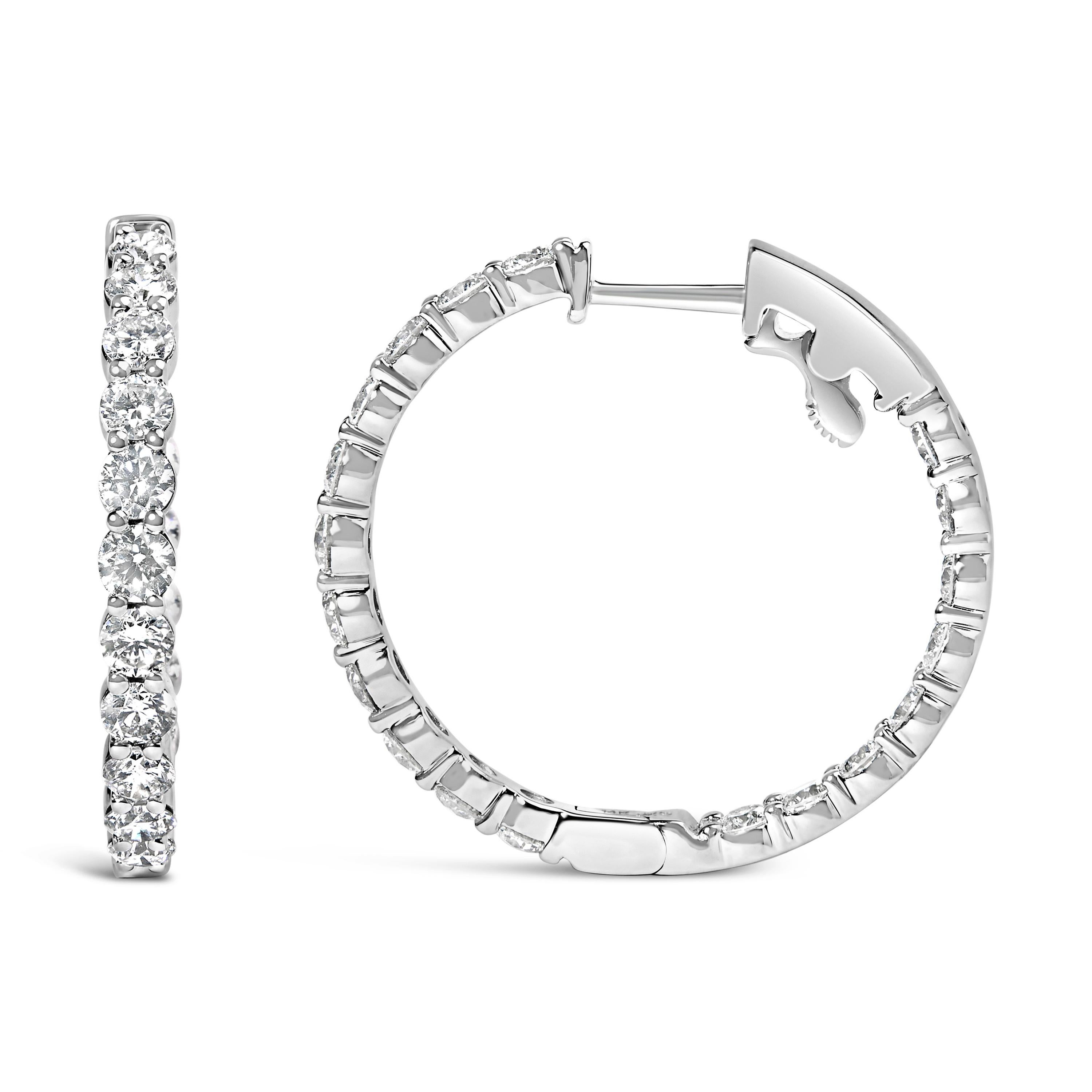 Genießen Sie den Glanz zeitloser Eleganz mit diesen exquisiten Ohrringen, die sorgfältig aus 14 Karat Weißgold gefertigt sind. Die mit natürlichen Brillanten im Rundschliff besetzten Ohrringe sind ein bezaubernder Tanz des Lichts, denn die