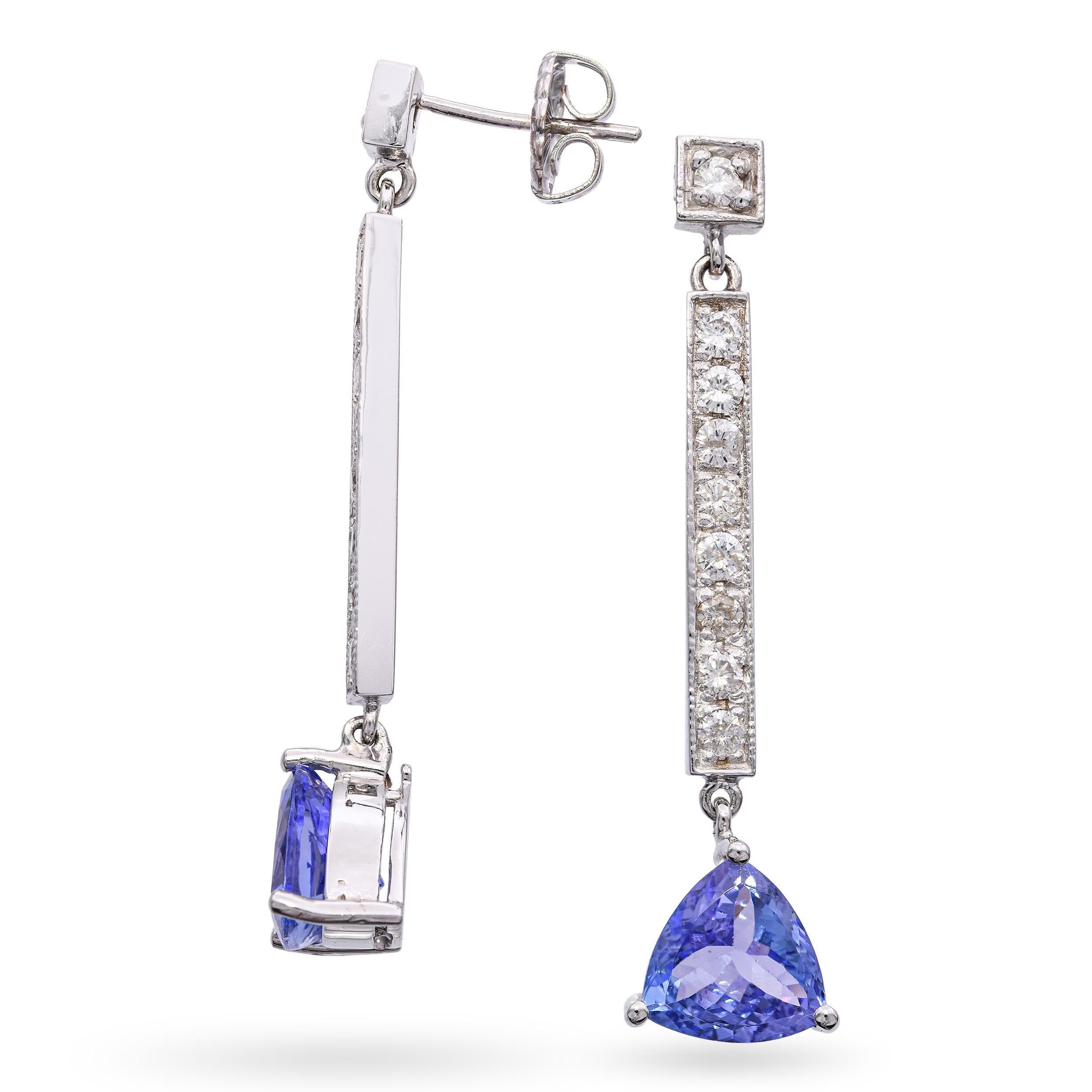 Eleganti orecchini a goccia in oro bianco 14k con tanzaniti taglio trilione per un totale di circa 4,00 carati. Ogni pietra mostra una tonalità blu-viola brillante e satura ed è incastonata saldamente in montature a tre punte aperte per la massima