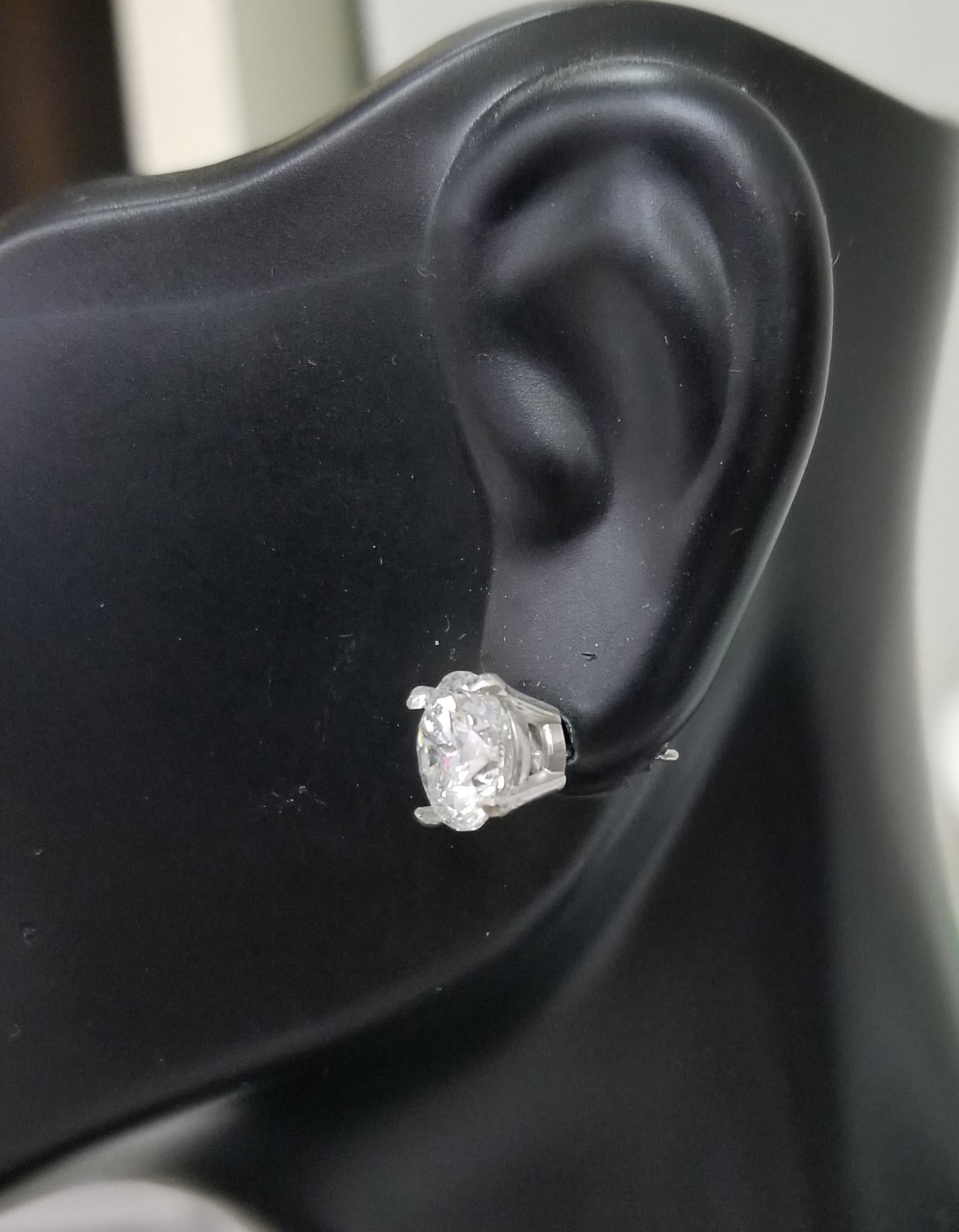 14 Karat White Gold 4.01 Carat Diamonds Stud Earrings In New Condition In Los Angeles, CA