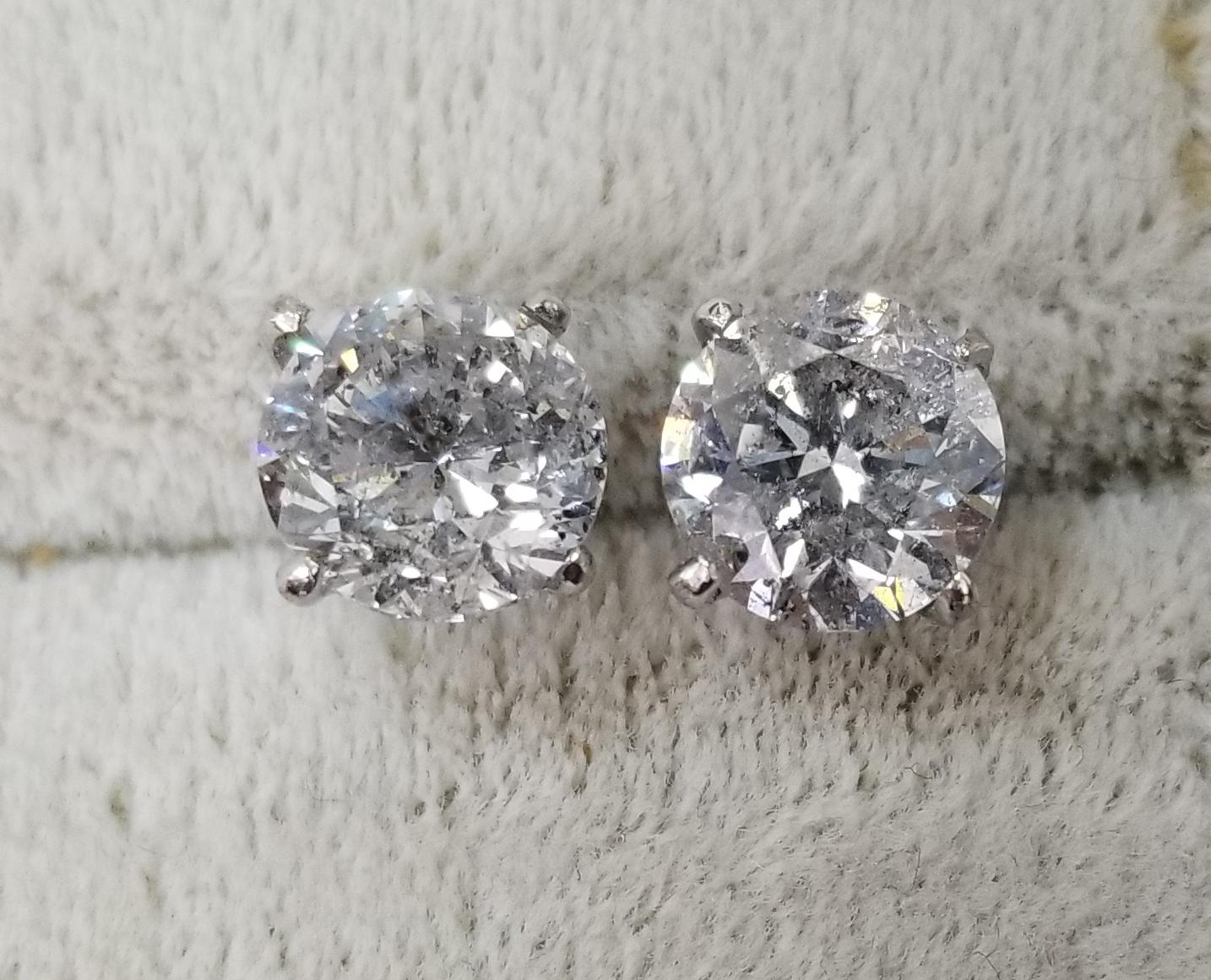 14k white gold 4.05ct.s diamonds stud earrings, containing 2 brilliant cut diamonds; color 