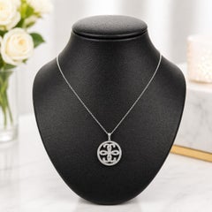 Collier en or blanc 14k avec disque rond en diamant de 0,40ctw et design floral