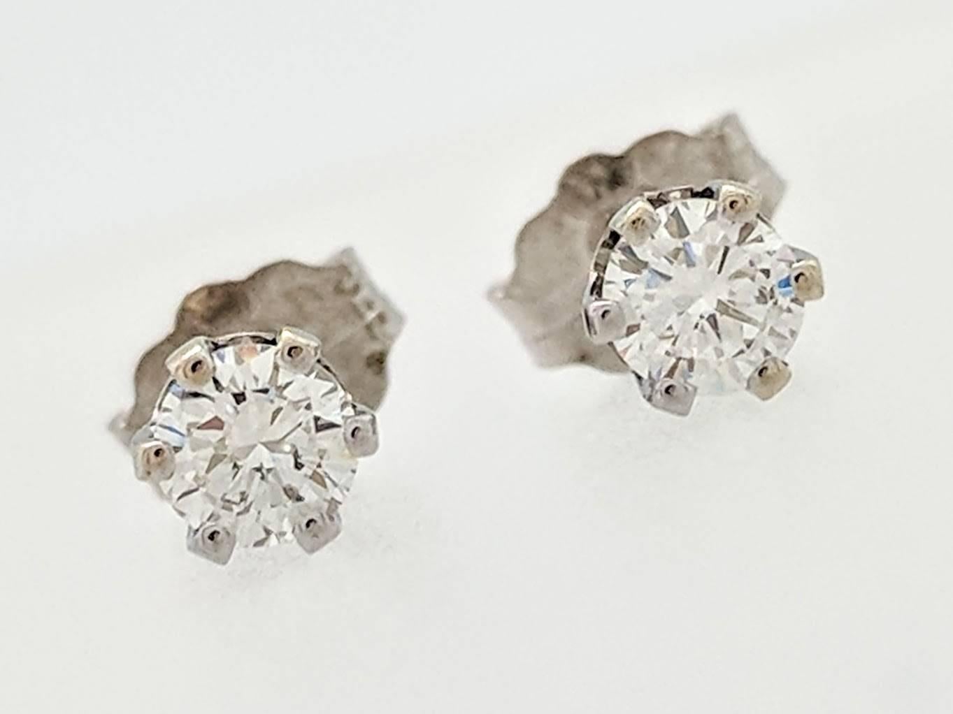 14k White Gold .40ctw Diamond Stud Earrings SI2/H

You are viewing a beautiful pair of diamond stud earrings. These earrings are crafted from 14k white gold and weighs .6 grams. Each earring features (1) .20ct natural round brilliant cut diamond set