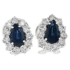 Clous d'oreilles Omega en or blanc 14 carats avec saphir poire de 4,11 carats et halo de diamants ronds