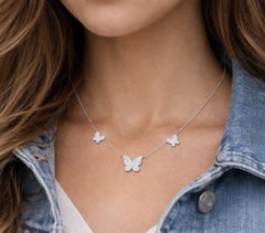 Collier ajustable en or blanc 14k avec pendentif 3 papillons et diamants pavés de 0,41ctw