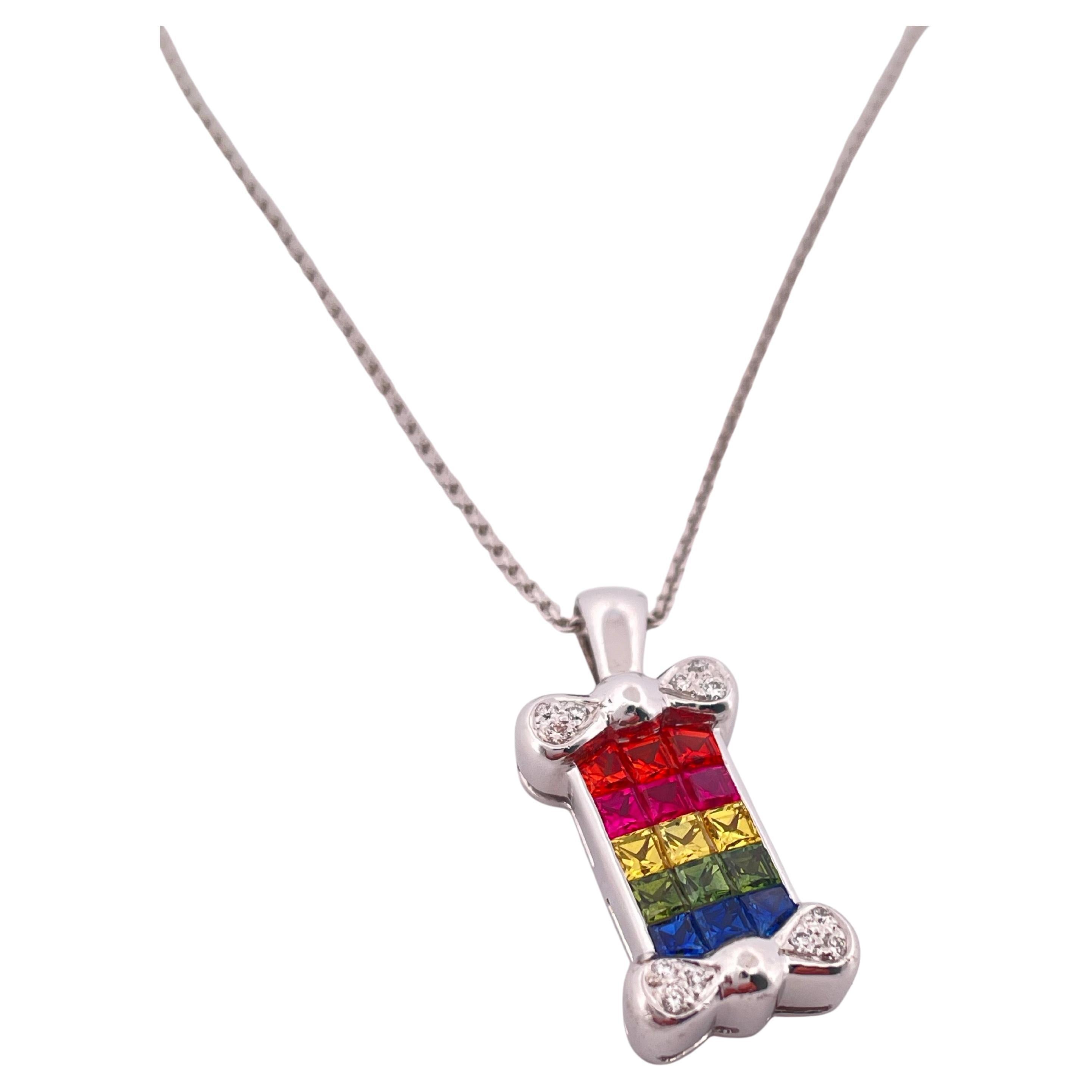 Dieser auffällige Anhänger und die 18-Zoll-Kette sind ein lebhaftes Fest der Farben und der Handwerkskunst. Der aus 14-karätigem Weißgold gefertigte Anhänger zeigt ein verspieltes knochenförmiges Design mit 4,32 Karat Gesamtgewicht aus Saphiren im