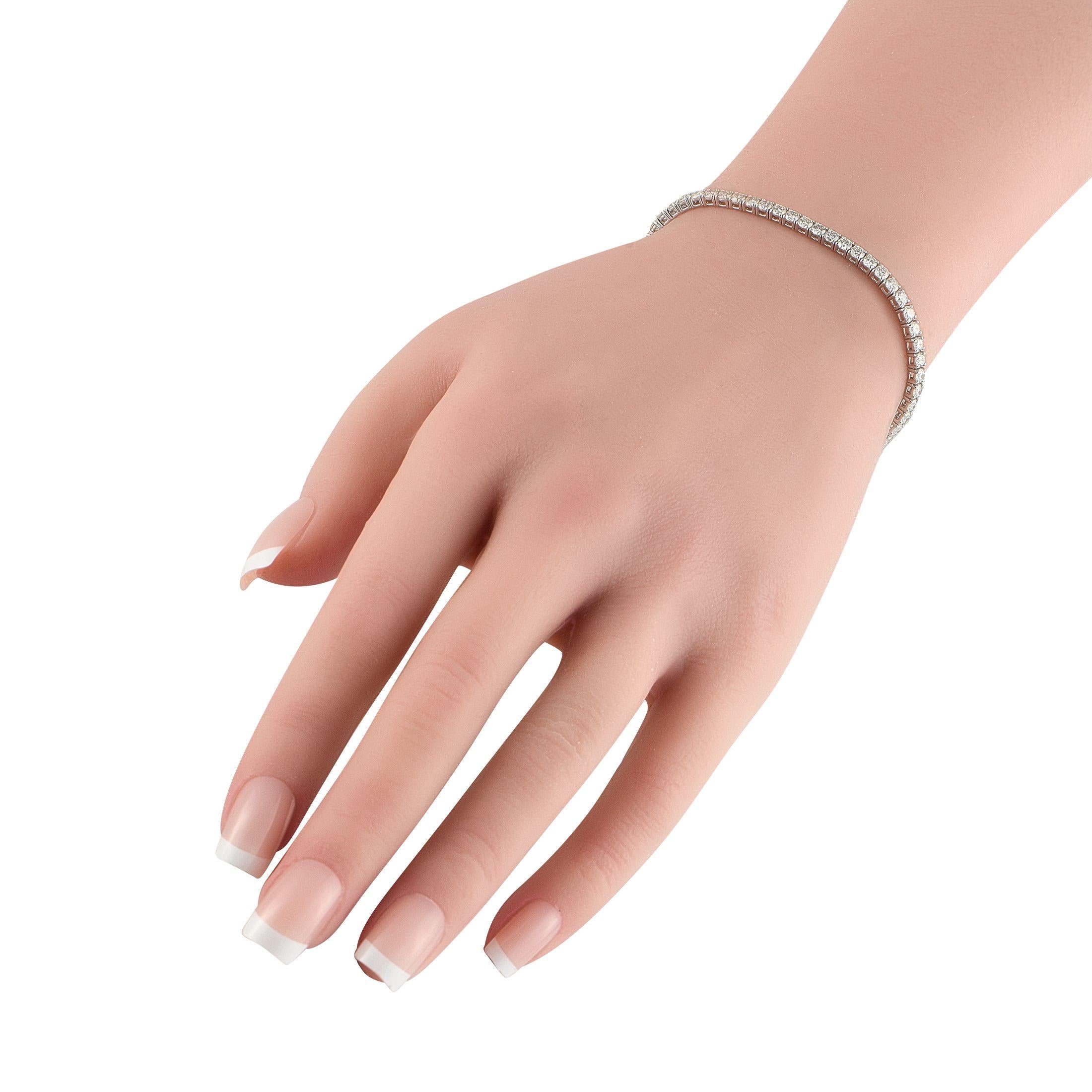 Añade un toque de brillo a cualquier conjunto con esta tradicional pulsera tenis. El sencillo engaste de Oro Blanco de 14 quilates cobra vida gracias a una serie de brillantes Diamantes que suman un total de 4,58 quilates. Mide 7,25 de largo y viene