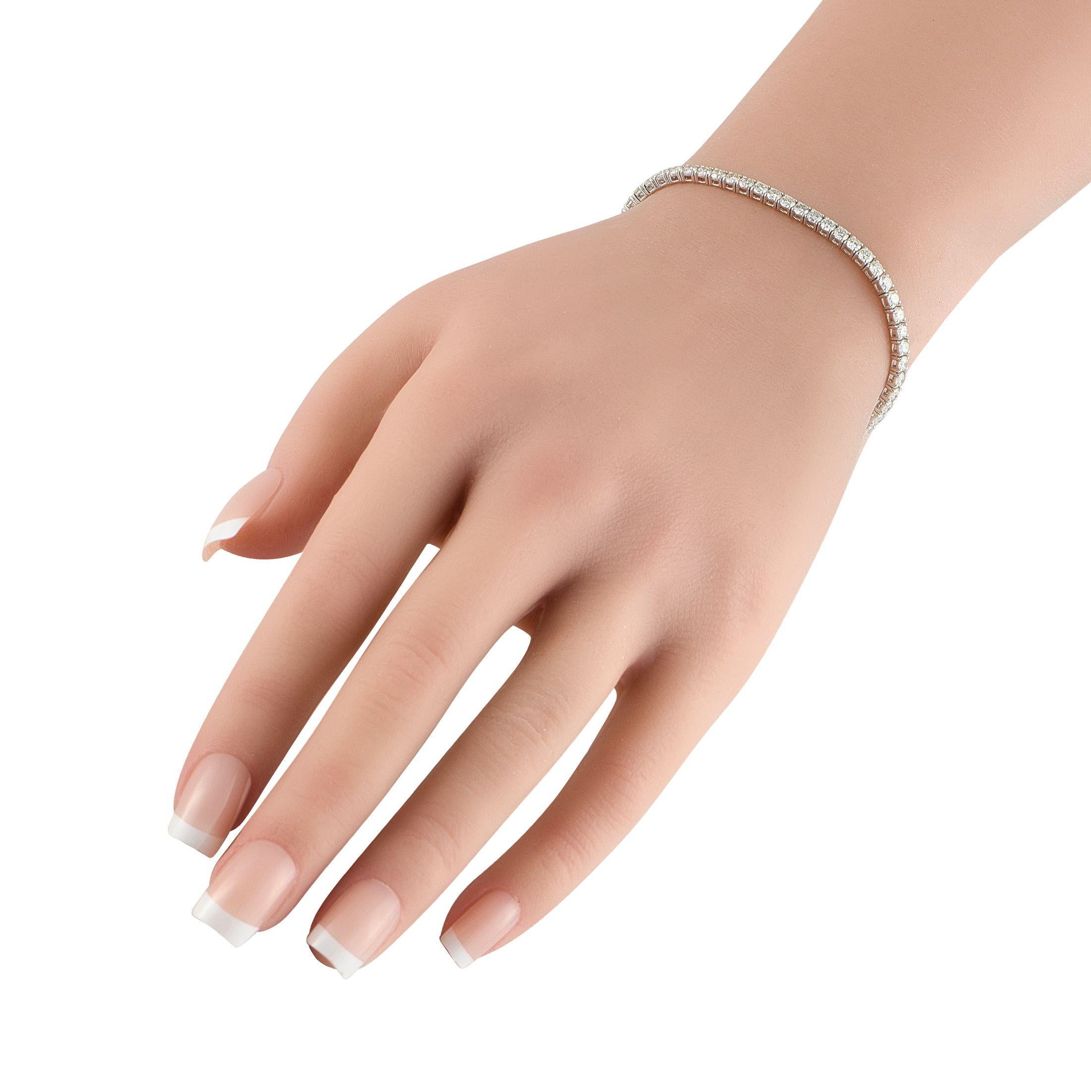 Ningún conjunto está completo sin un sutil toque de brillo. En esta pulsera de tenis atemporal, el sencillo engaste de Oro Blanco de 14 quilates cobra vida gracias a una serie de Diamantes de talla redonda que suman un total de 4,65 quilates. Mide