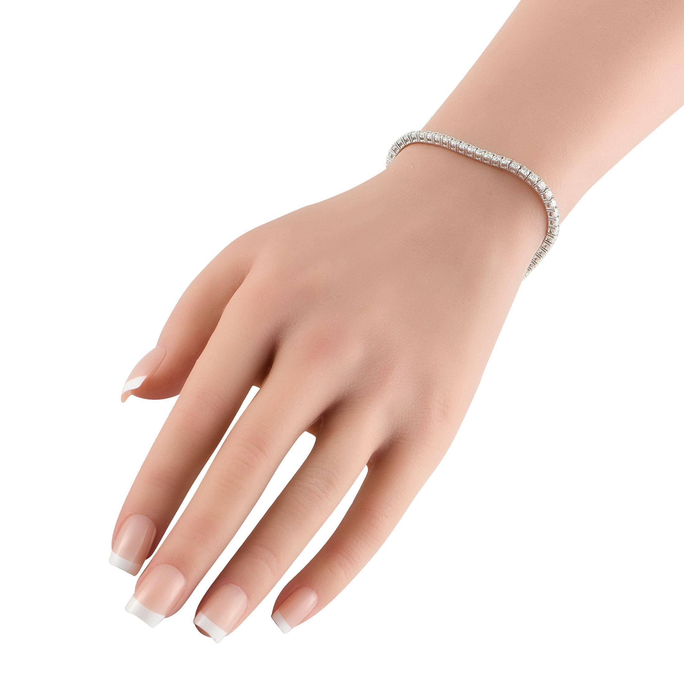 Los diamantes con un peso total de 4,70 quilates hacen que esta pulsera de tenis sea infinitamente impresionante. Una pieza de lujo ideal para llevar a diario, con un sencillo engaste de oro blanco de 14 quilates y unas medidas de 7,25 de largo.Esta