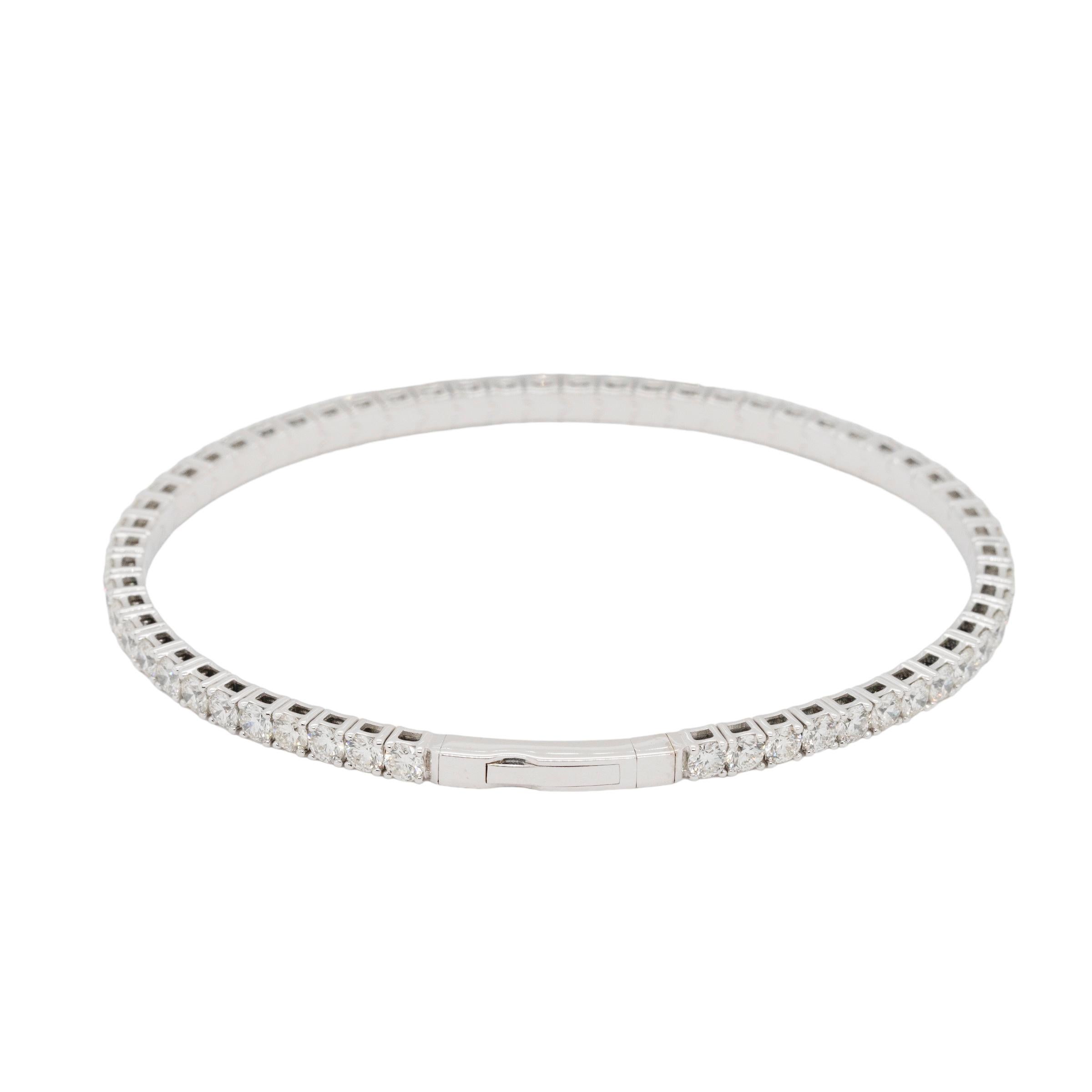MATERIAL : Or blanc 14k
Détails du diamant : 4,75 carats de diamants ronds. Les diamants sont de couleur G/H et de pureté SI.
Dimensions : 7
