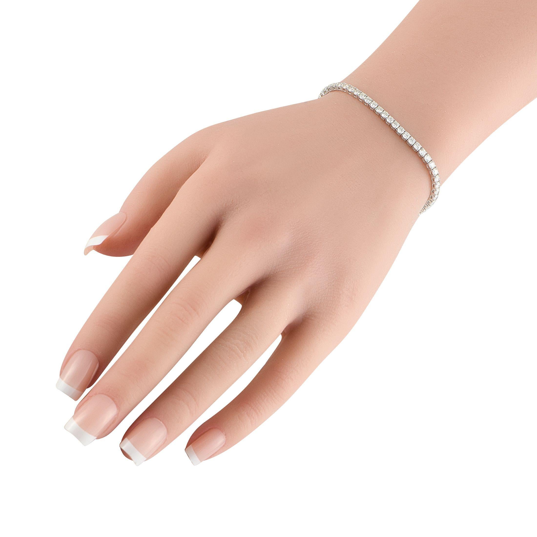 Elegante y perfectamente discreta, esta pulsera tenis de oro blanco de 14 quilates es la pieza de lujo perfecta para llevar a diario. Este sencillo accesorio brilla cada vez que capta la luz gracias a los Diamantes con un peso total de 4,76