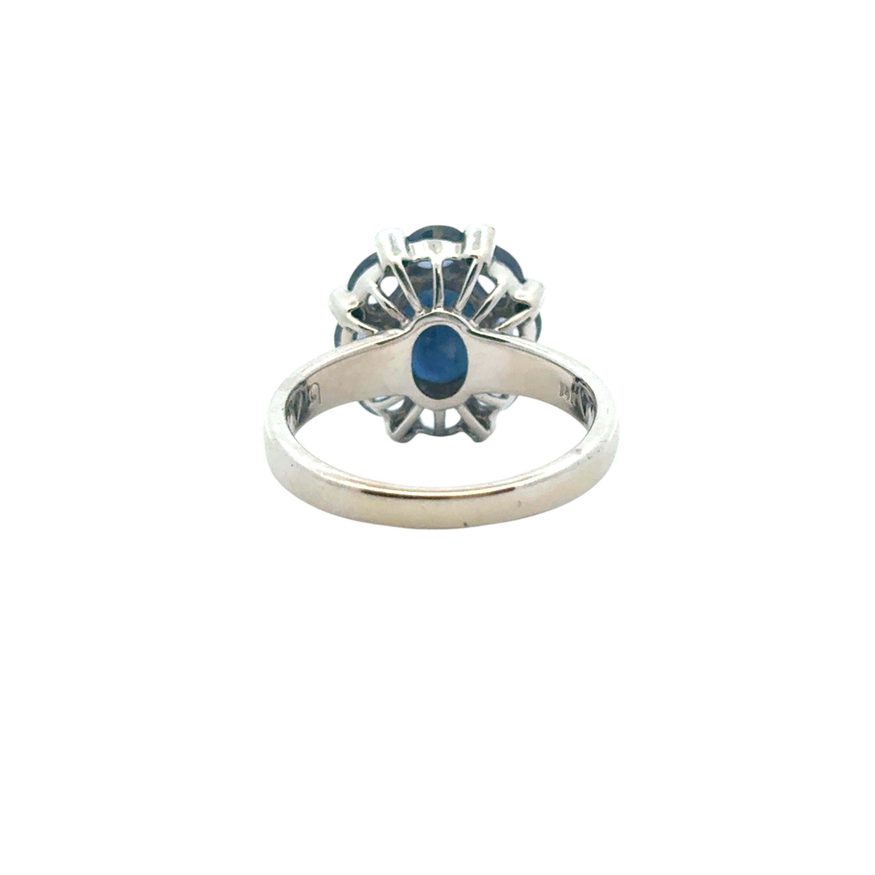 14k White Gold 4.8ctw Blue Sapphire Ring in vendita 4
