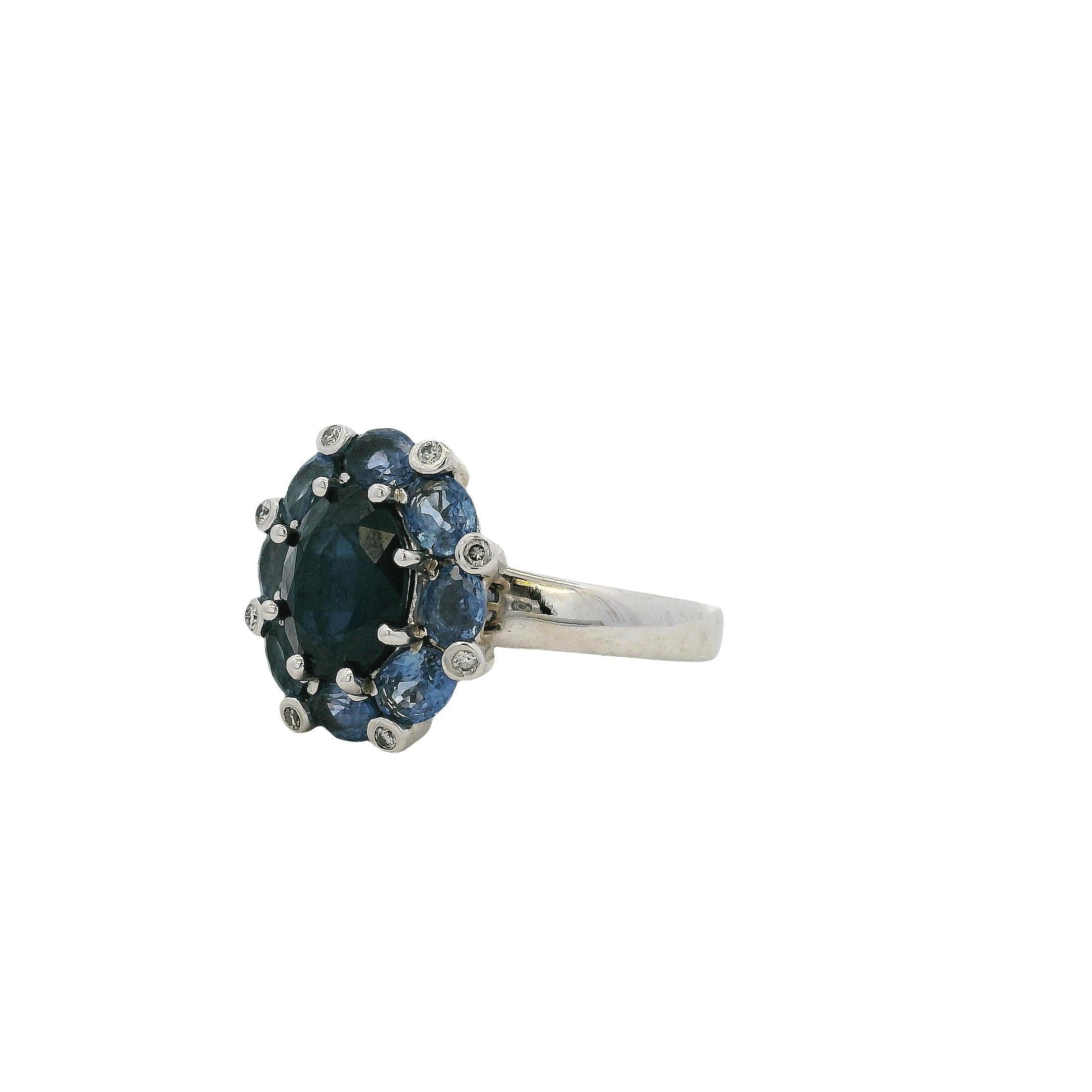 Anello in oro bianco 14k con zaffiro blu da 4,8 carati in vendita 4