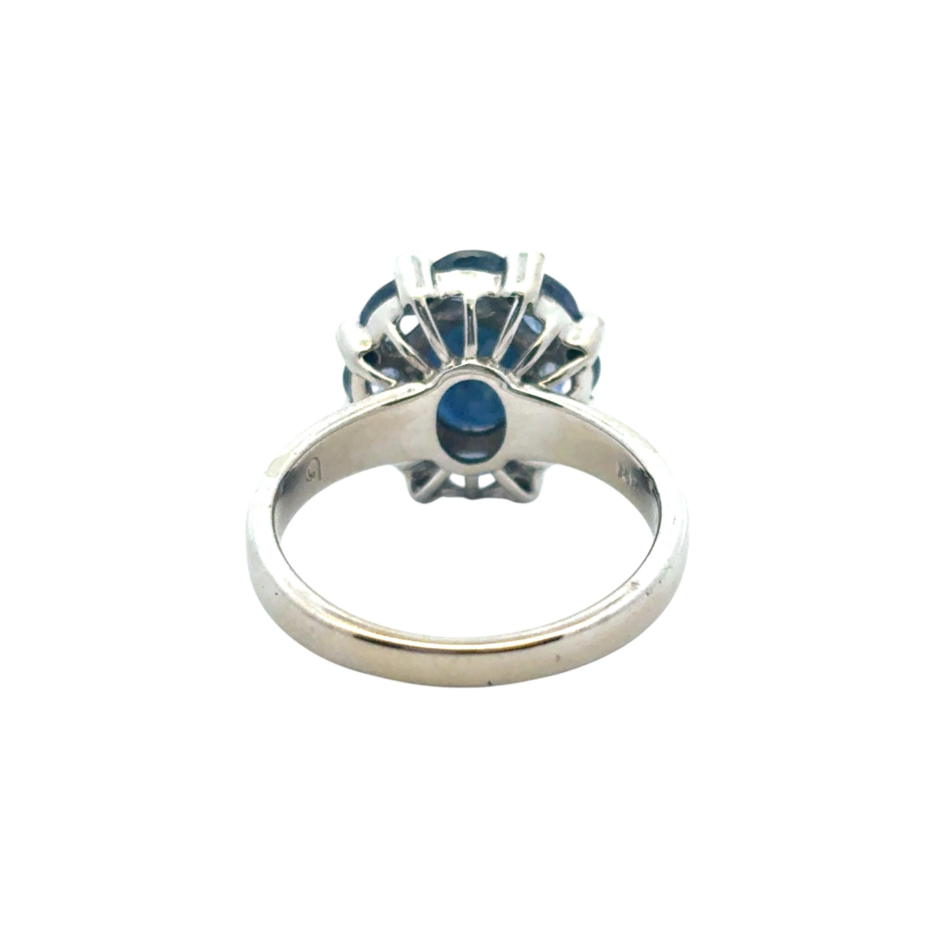 14k White Gold 4.8ctw Blue Sapphire Ring in vendita 9