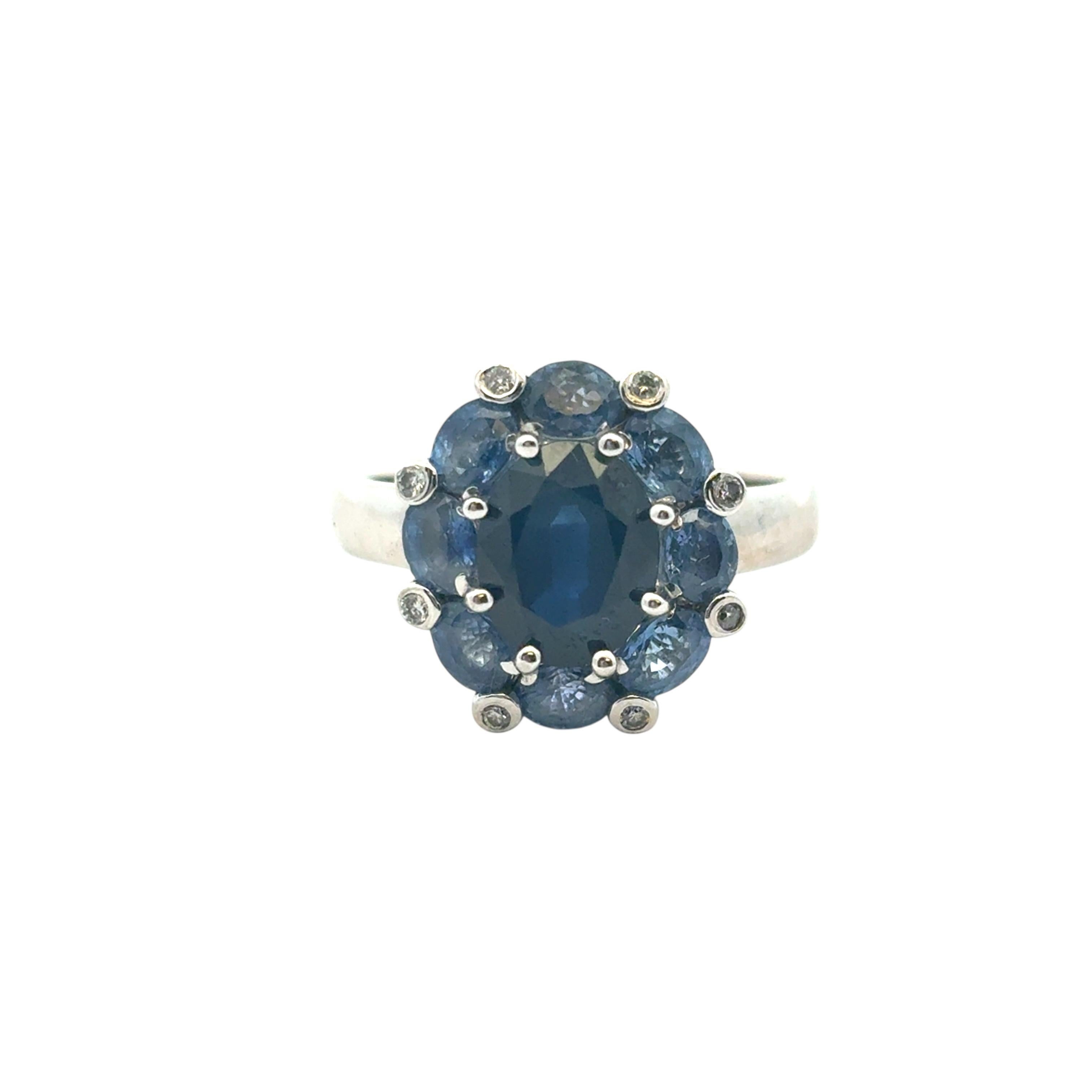 14k White Gold 4.8ctw Blue Sapphire Ring in vendita 11