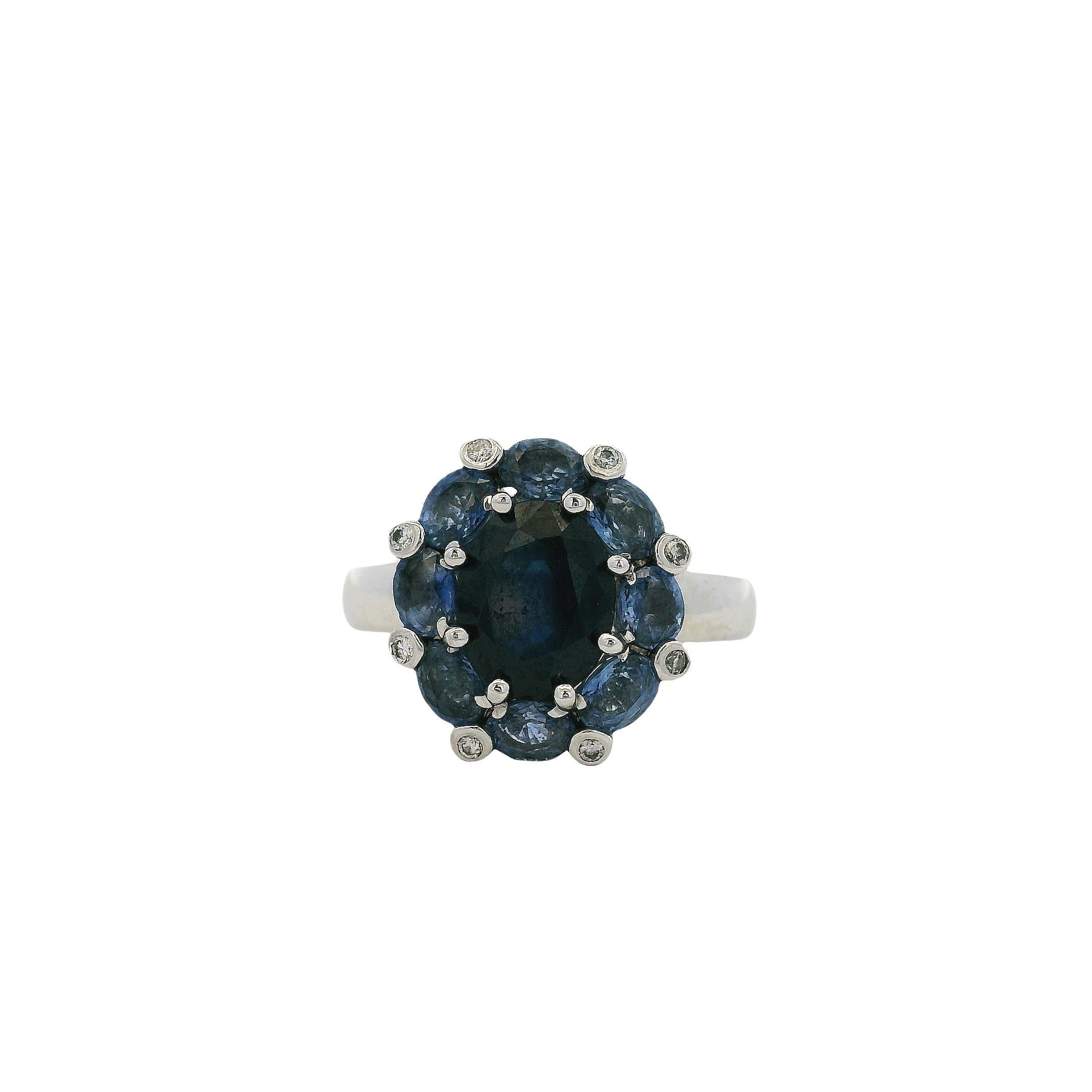 Moderno Anello in oro bianco 14k con zaffiro blu da 4,8 carati in vendita