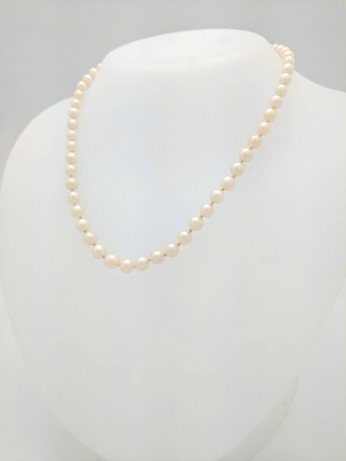 Round Cut 14 Karat White Gold Graduating Cultured Pearl Necklace