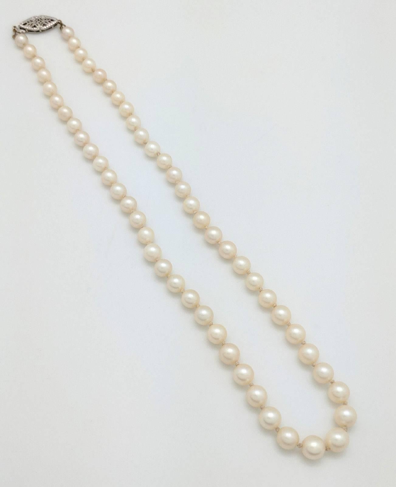 14 Karat White Gold Graduating Cultured Pearl Necklace In Excellent Condition In Gainesville, FL