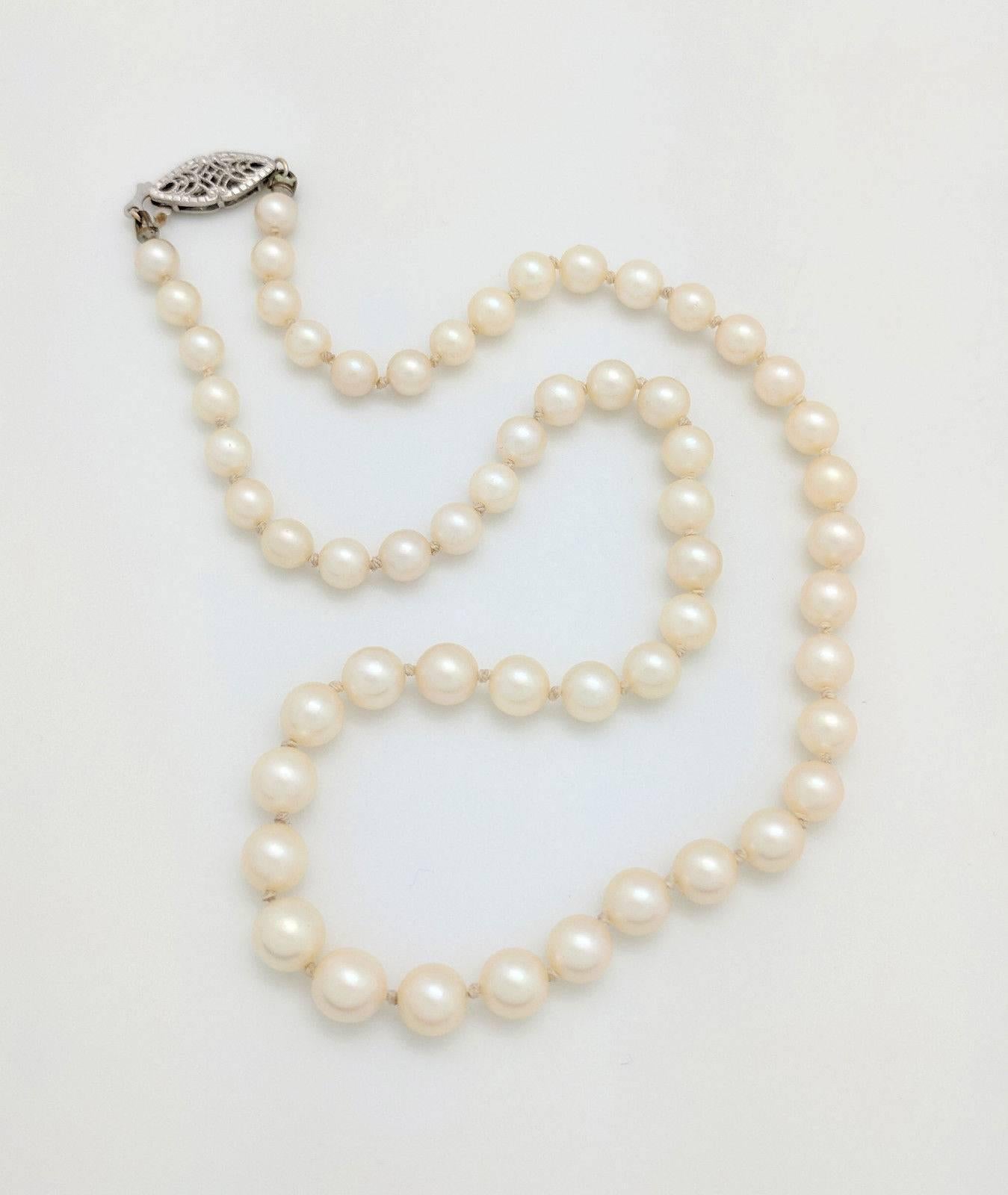 Women's 14 Karat White Gold Graduating Cultured Pearl Necklace