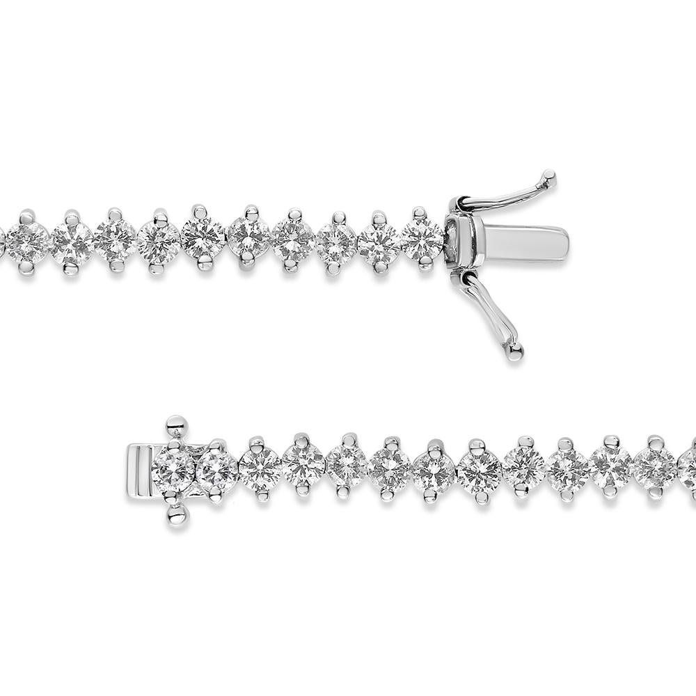 Dieses klassische Diamant-Tennisarmband wertet jedes Outfit mit seinem unendlichen Funkeln auf. Dieses Armband schmückt das Handgelenk mit insgesamt 5 1/2 cttw Diamanten von ungefährer H-I Farbe und SI2-I1 Reinheit. Dieses zeitlose Design besticht