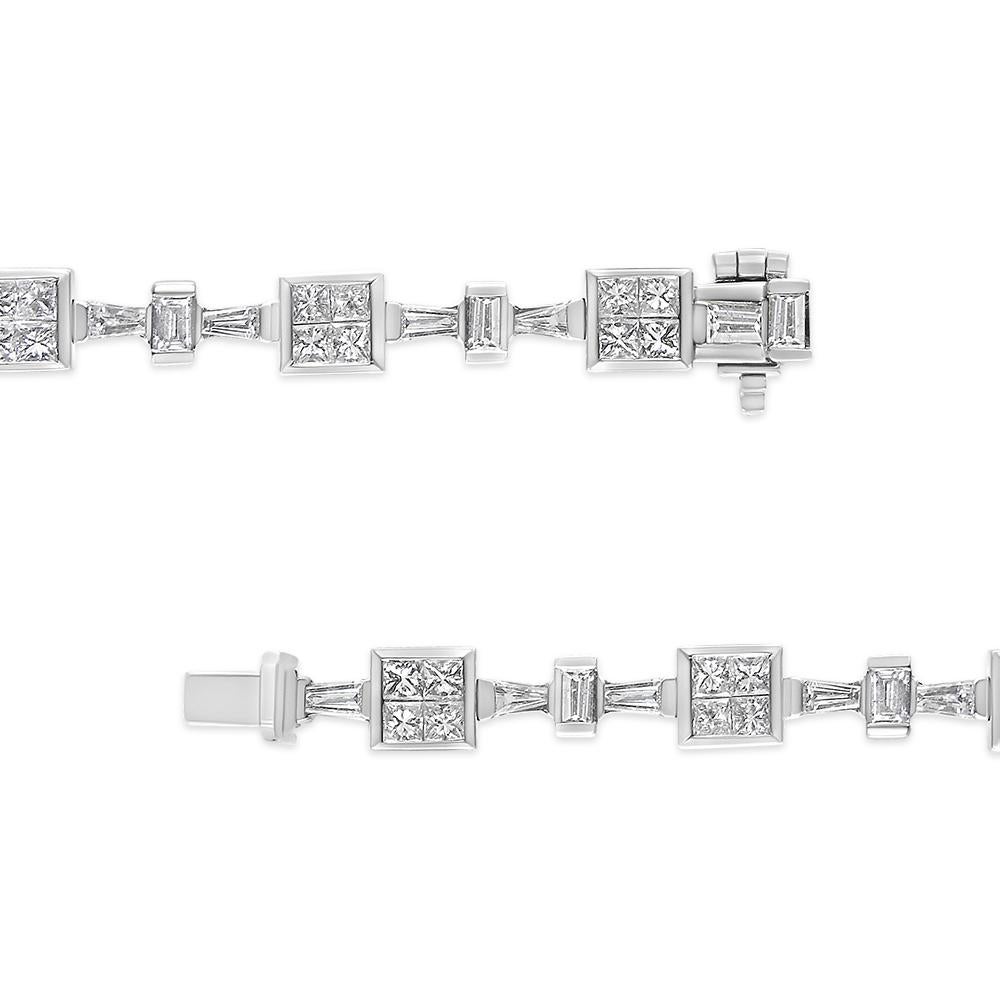 Soyez la diva de tous les événements avec ce bracelet tennis en diamants. Doté d'un motif géométrique, le bracelet est composé d'or blanc 14 carats. Elle est magnifiquement ornée de diamants princesse et baguette qui lui confèrent un aspect
