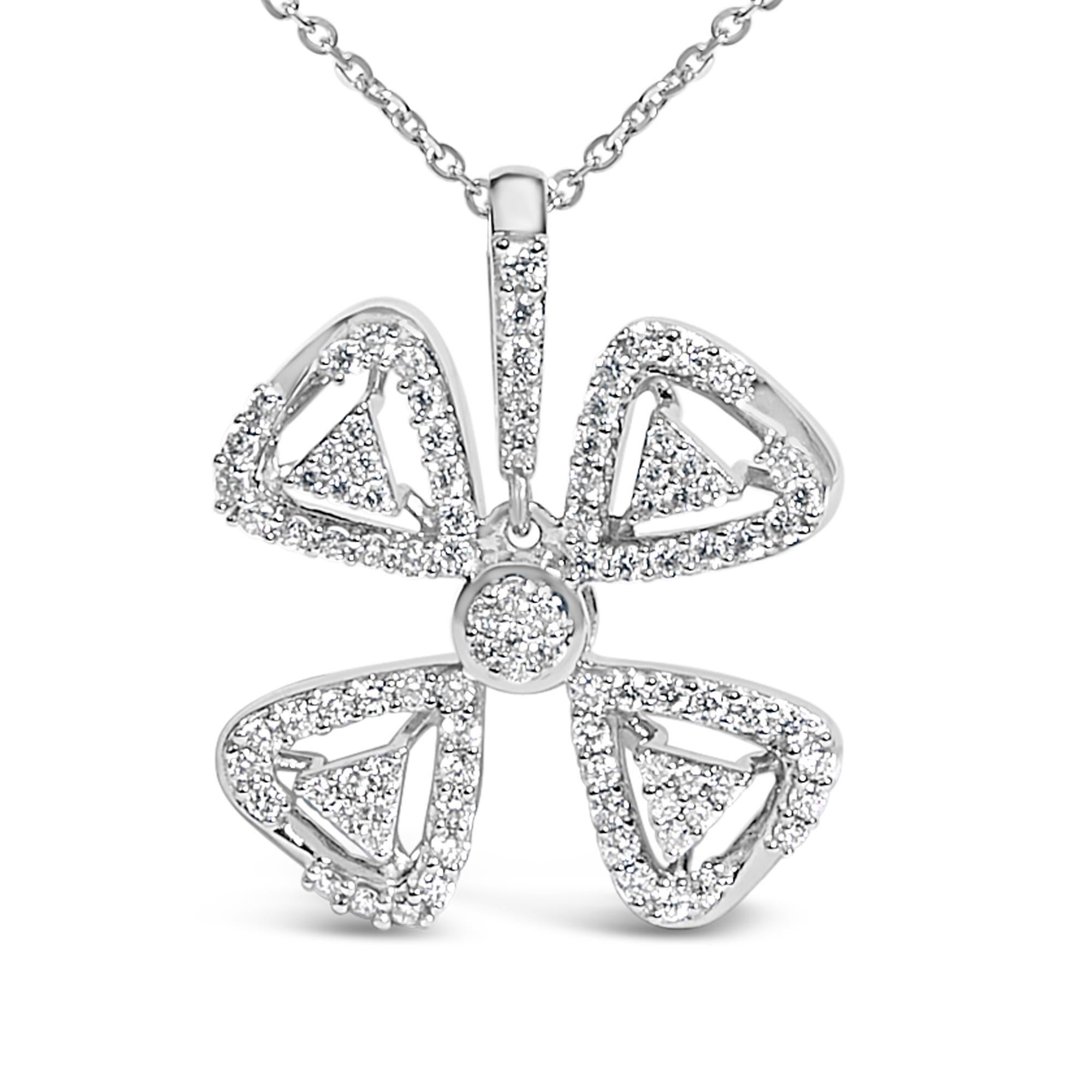 Imaginez draper votre décolleté de la sublime élégance de ce collier en or 14 carats, dont la forme exquise est celle d'un pendentif floral à quatre feuilles. Chaque feuille, délicatement travaillée, est ornée de diamants naturels totalisant 5/8