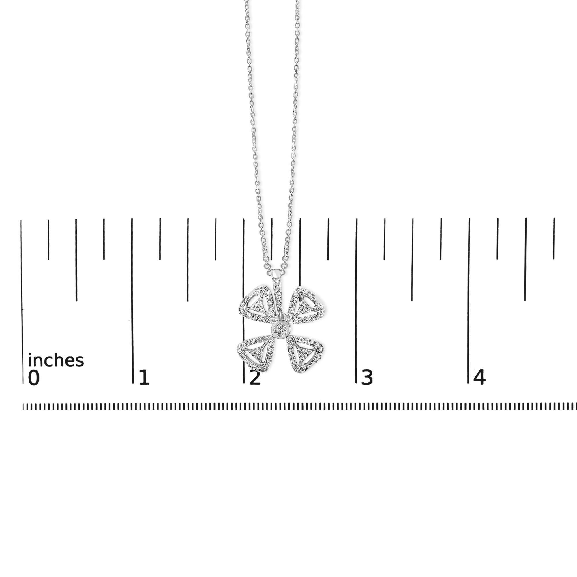 Collier en or blanc 14K avec pendentif à 4 feuilles et diamants 5/8 Cttw Neuf - En vente à New York, NY