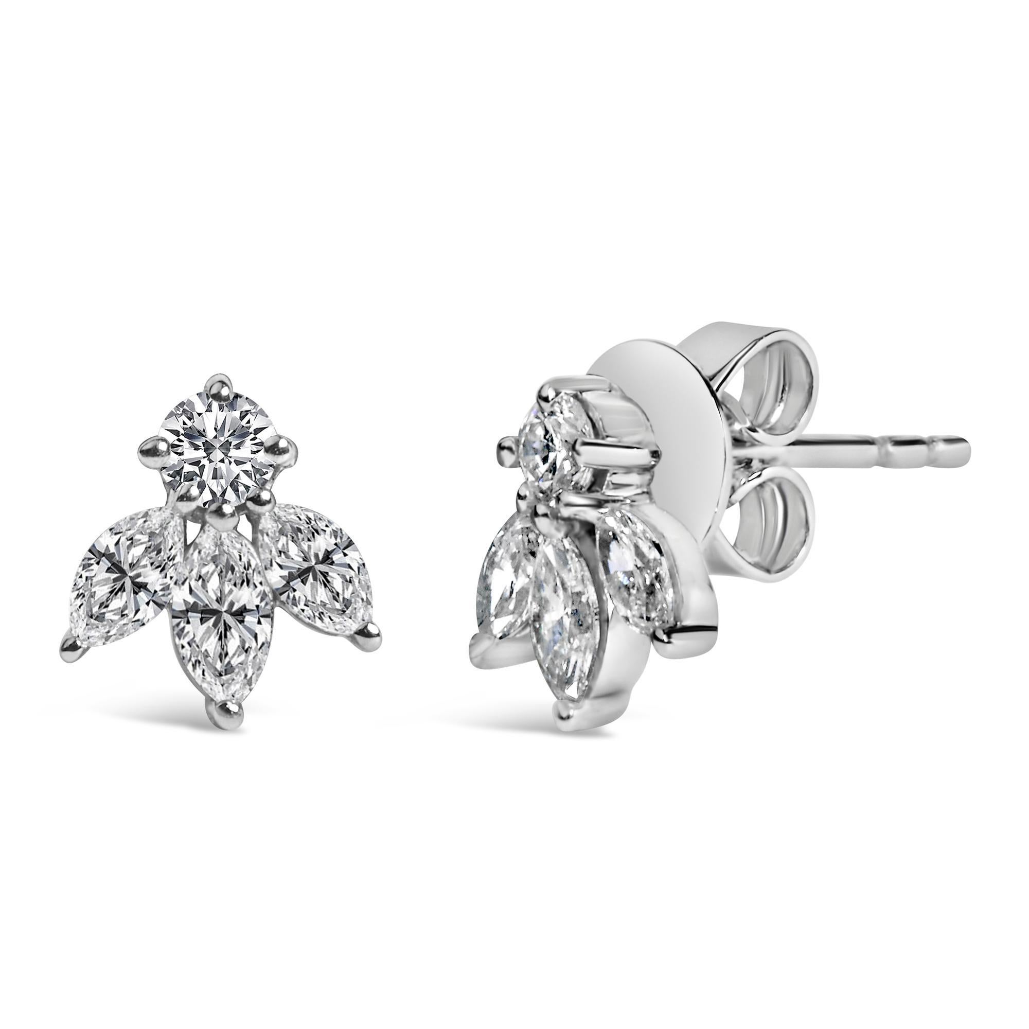 Scopri la tranquilla eleganza e lo scintillio mozzafiato di questi orecchini a perno in oro bianco rodiato 14K, una vera e propria testimonianza di raffinata maestria. Ognuno di essi è meticolosamente incastonato con un trio di diamanti taglio