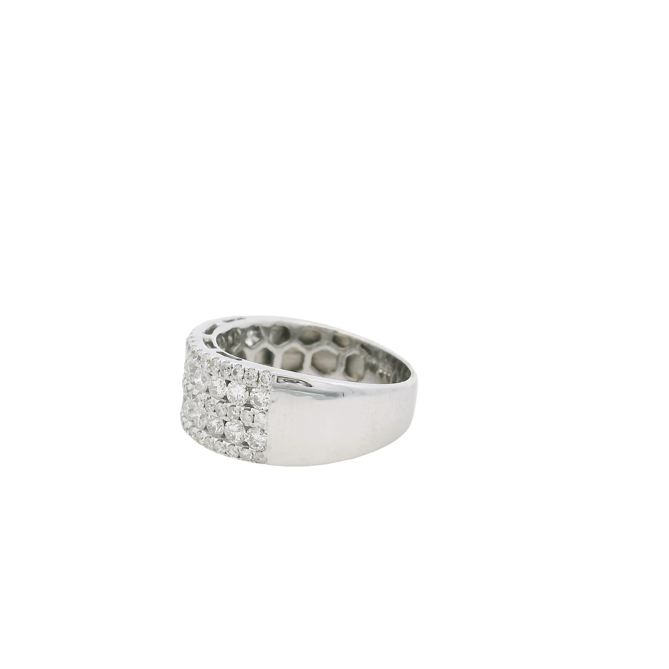 Taille ronde Jonc en or blanc 14k 5 Row 1.25ctw Diamond Wedding Band en vente