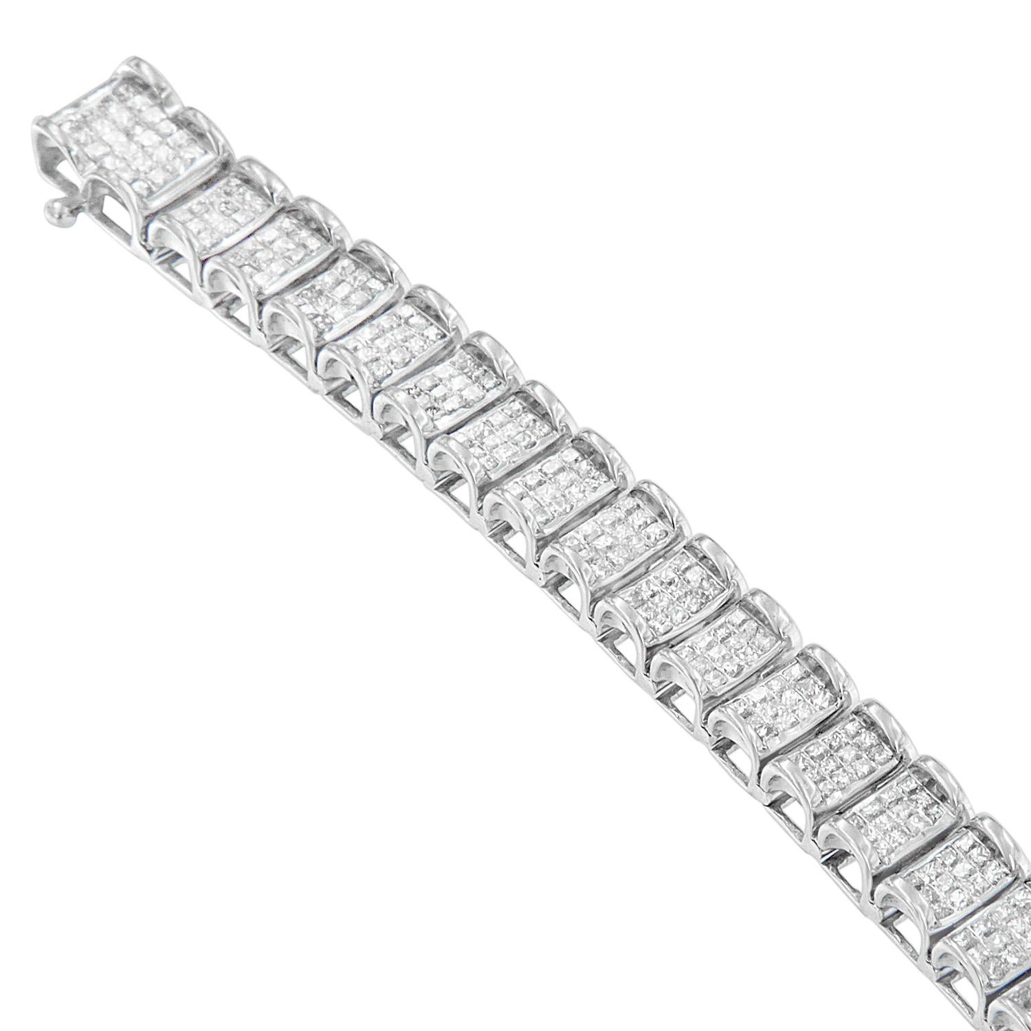 Añade un toque de elegancia a tu look con esta impresionante pulsera de diamantes. Presenta un estilo tenis, está creado con rico oro blanco de 14 quilates y pulido a alto brillo para que brille durante más tiempo. Además, la ornamentación con