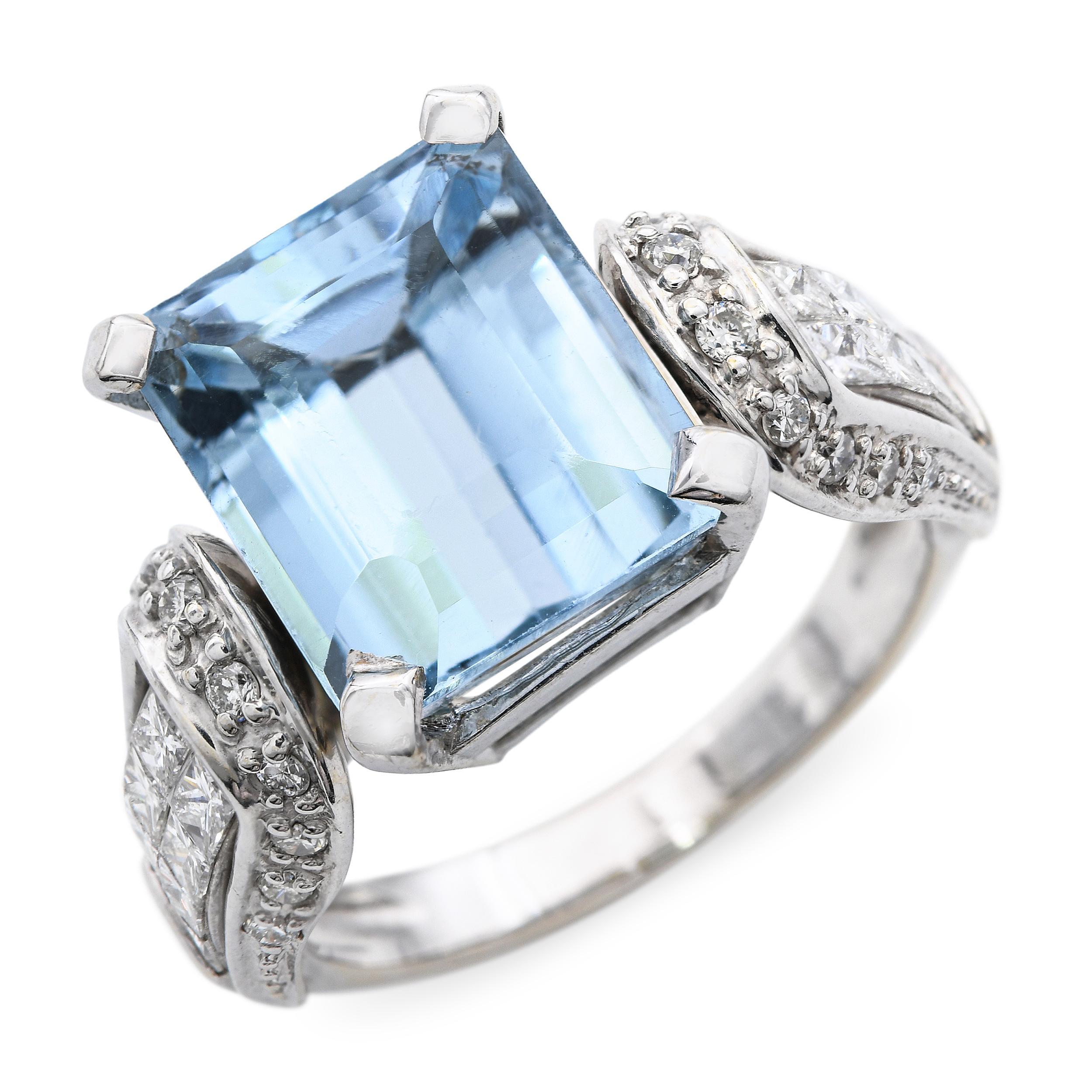 Questo anello audace ed elegante presenta un topazio blu taglio smeraldo di 5,03, fissato in una classica incastonatura a quattro punte che mette in risalto la chiarezza e il colore vibrante della pietra. Le spalle sono impreziosite da diamanti