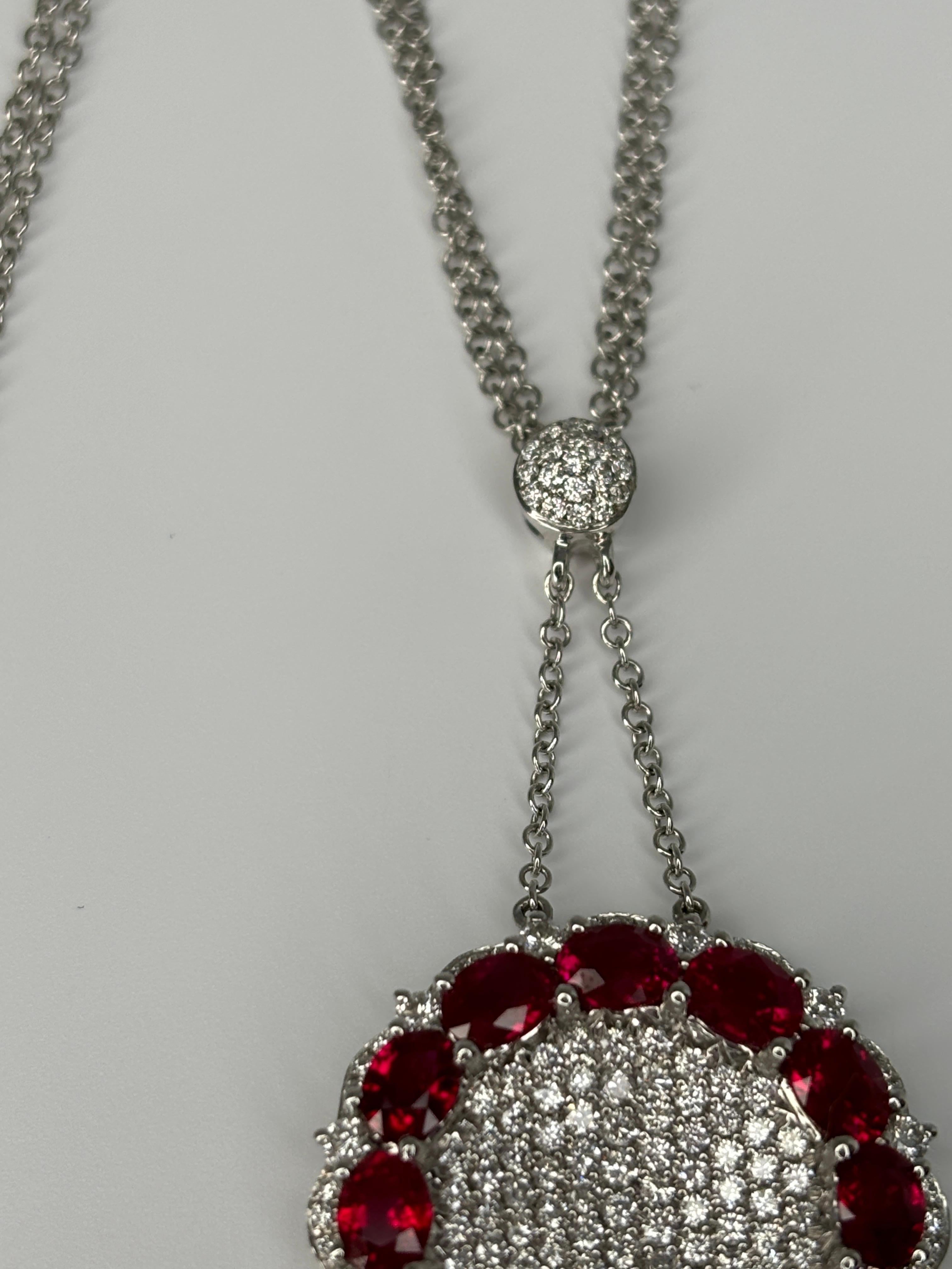 Collier pendentif rond en or blanc 14 carats avec rubis naturel et diamants de 5,04 carats  Pour femmes en vente