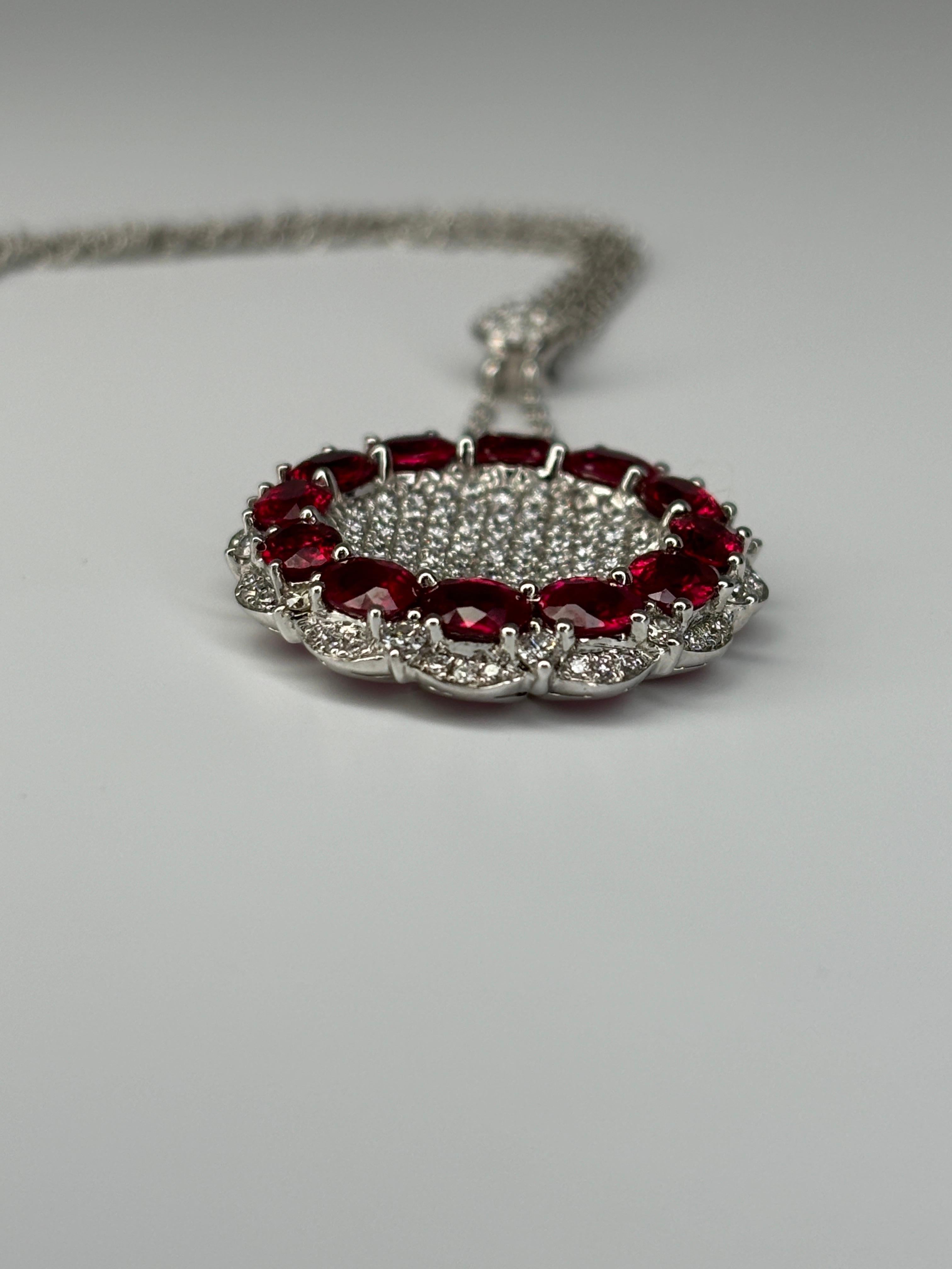 Collier pendentif rond en or blanc 14 carats avec rubis naturel et diamants de 5,04 carats  en vente 1