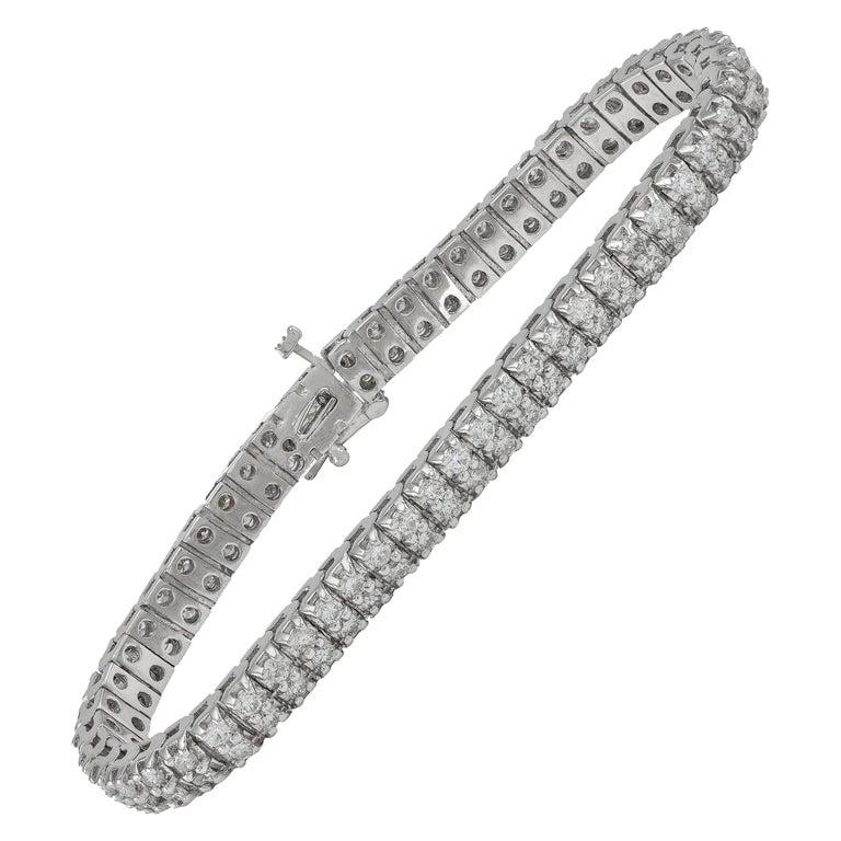 Exhalant une élégance raffinée et un savoir-faire d'expert, ce superbe bracelet de tennis à deux rangées est méticuleusement réalisé en or blanc massif 14k et présente des diamants ronds de taille brillant d'une valeur de 5,0 carats. Chaque diamant