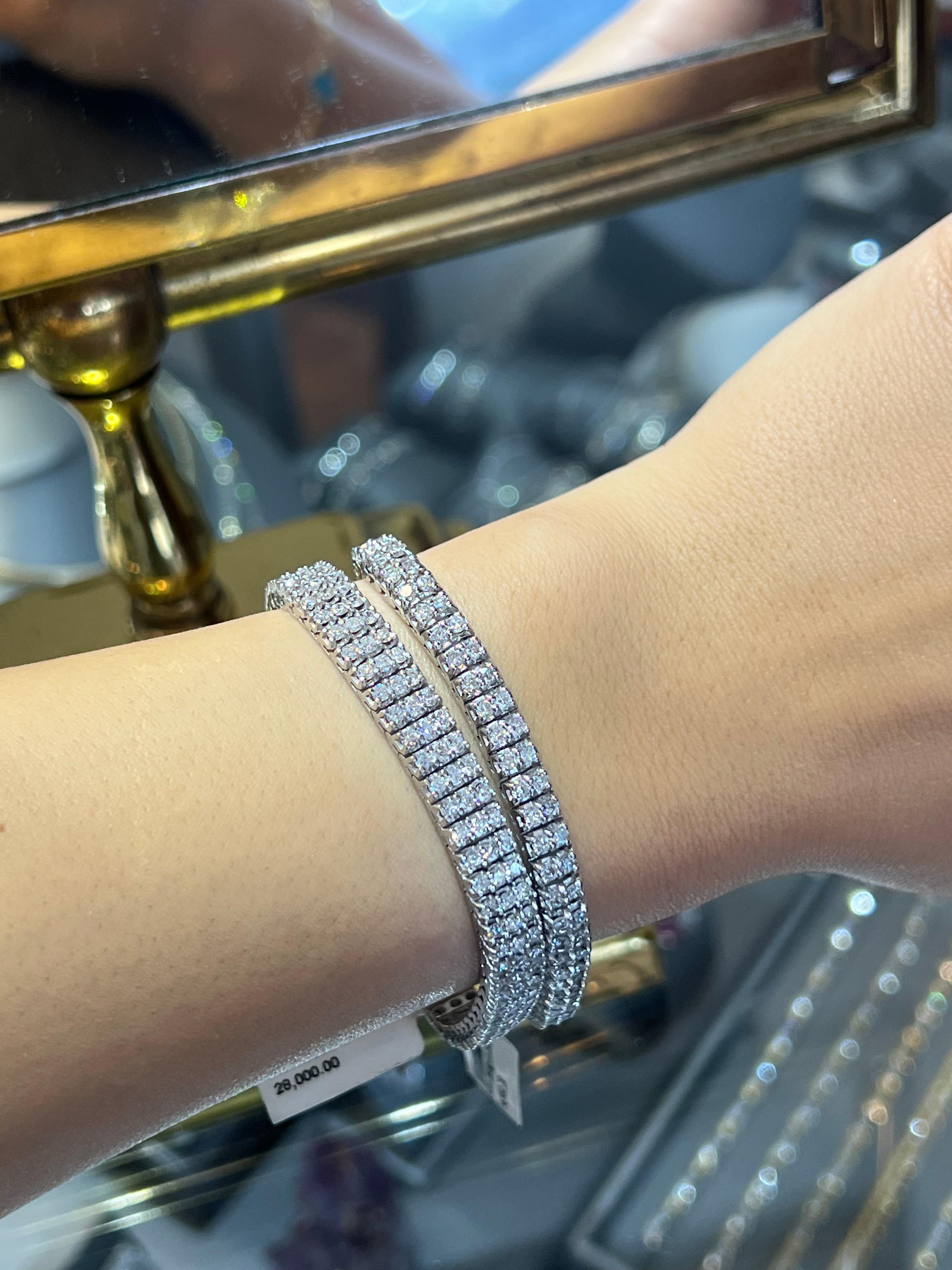 Taglio rotondo Bracciale Tennis a due file di diamanti in oro bianco 14k 5,0ct, New York Crafted in vendita