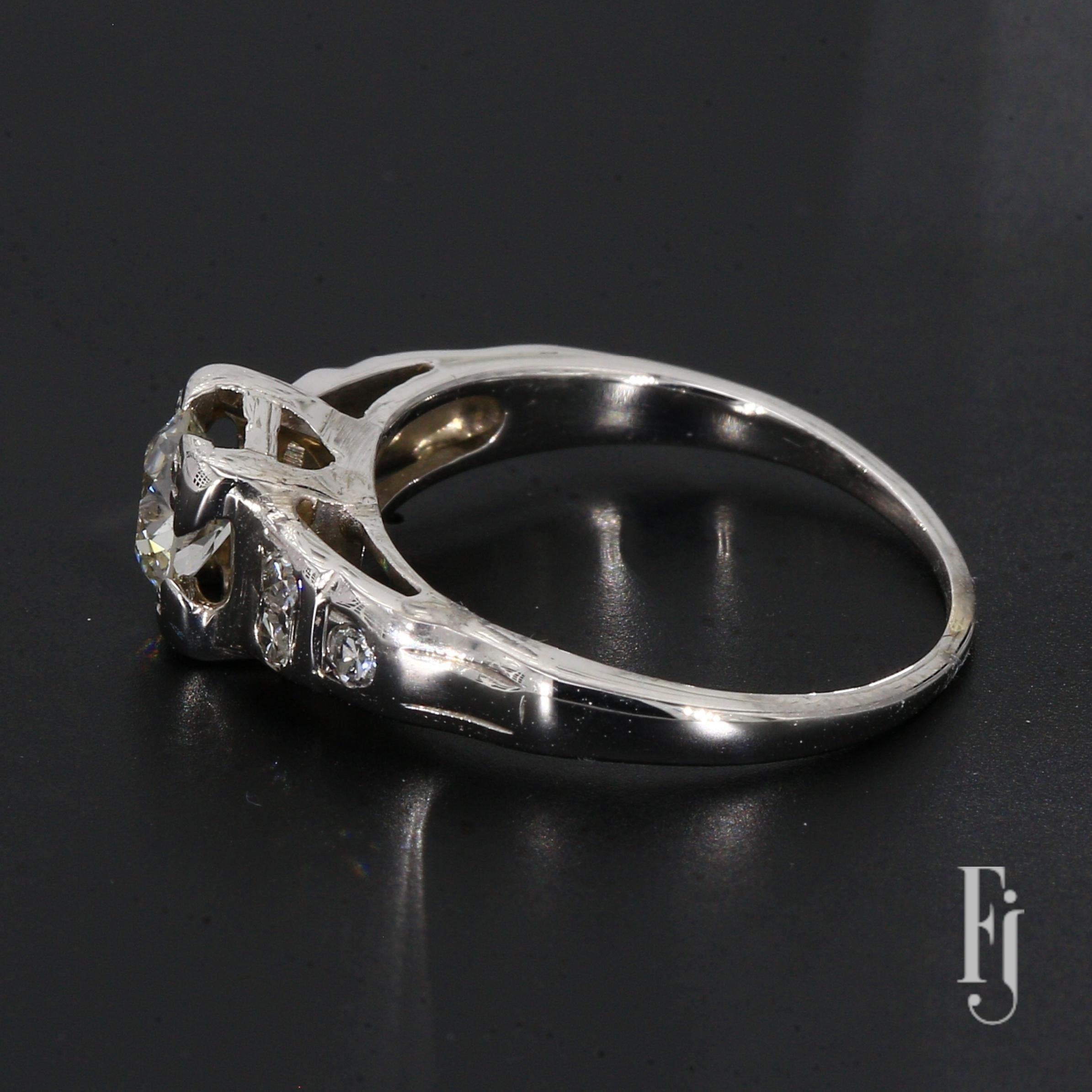 Anillo de compromiso de oro blanco de 14k con diamantes talla mina antigua de 5,0 ct con acentos - Talla 5 Talla antigua en venta