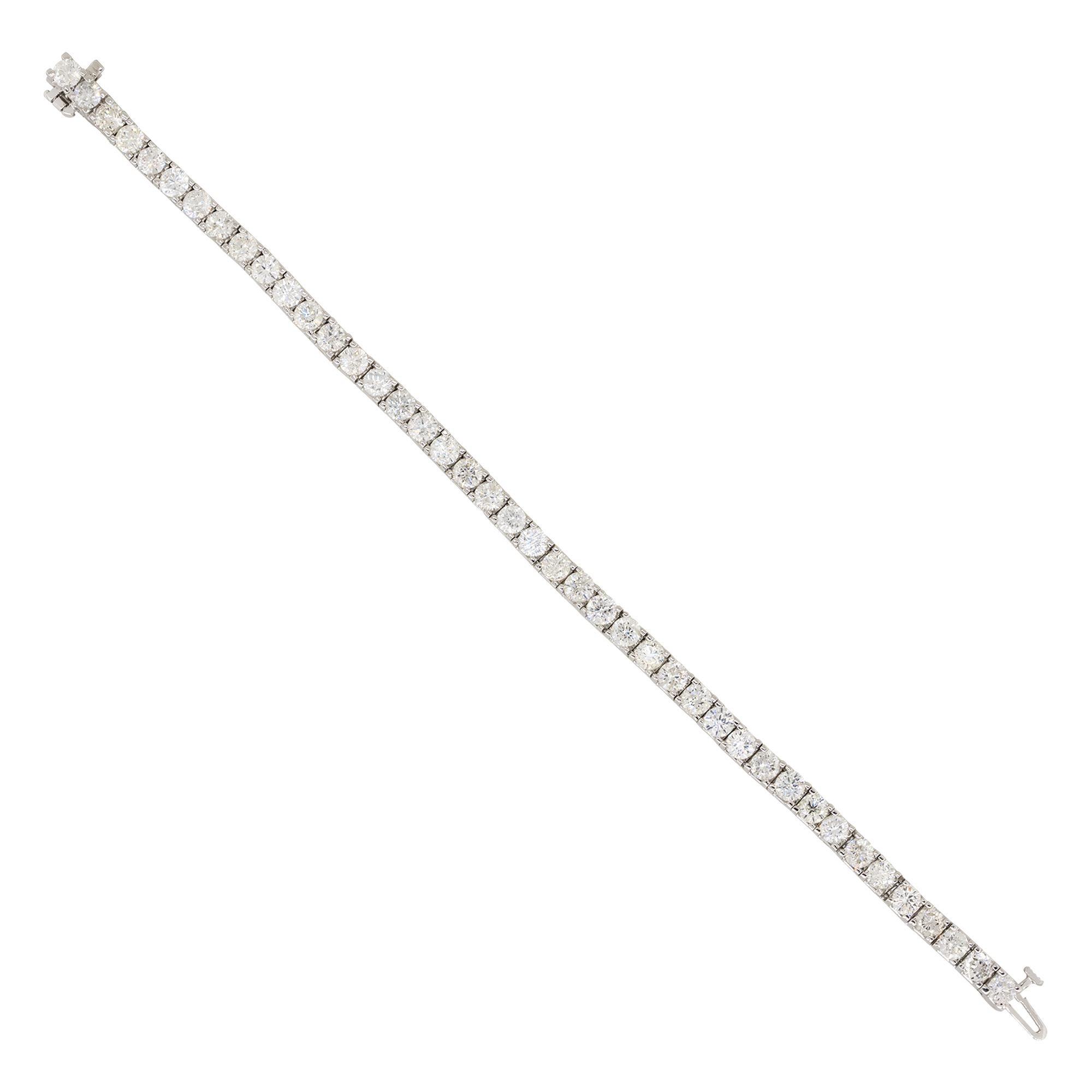 Material: oro Blanco 14k
Detalles de los diamantes: Aprox. 5.20ctw de Diamantes talla princesa. Diamantes de color G/H y claridad VS
Medidas de la pulsera: 7 pulgadas de largo y 3,20 mm de ancho
Peso total: 15,2 g (9,7 dwt)
Detalles adicionales: