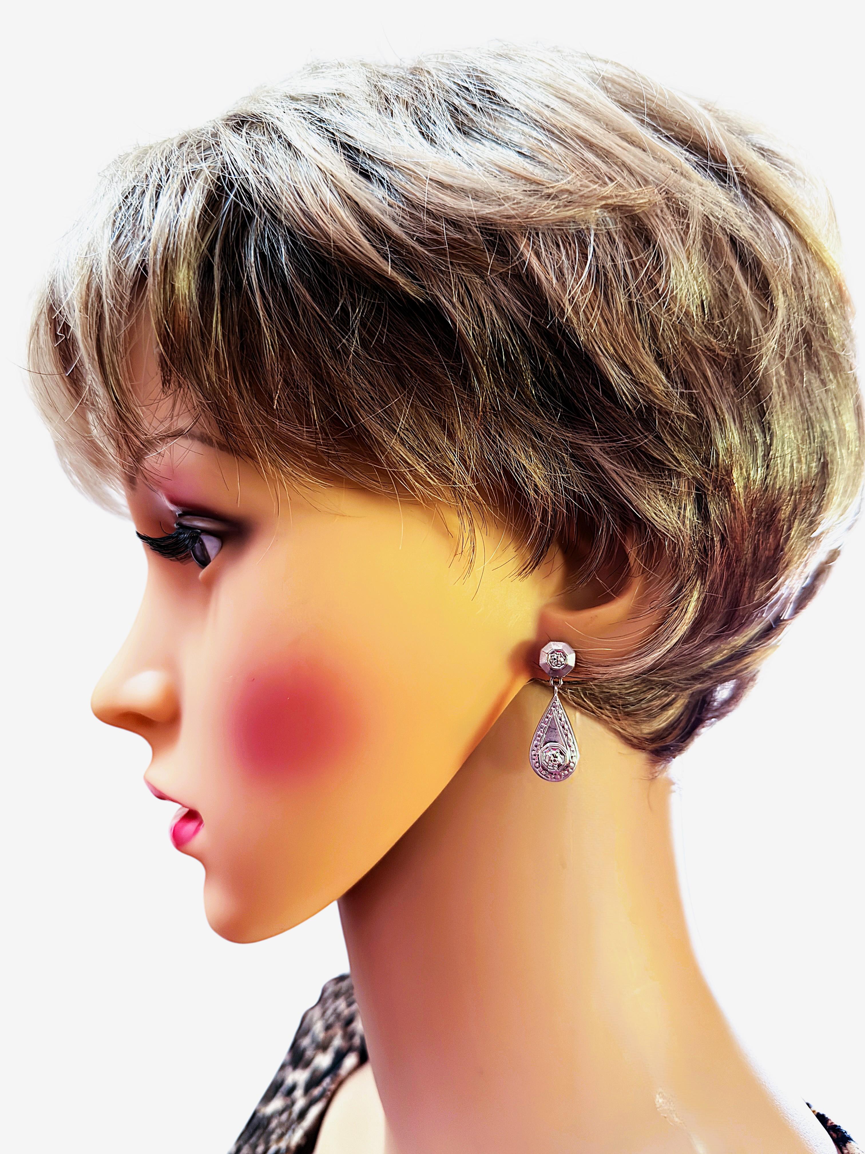 Ces boucles d'oreilles sont tout simplement magnifiques.  J'adore le design.  Ils sont d'occasion mais en excellent état.  Elles ont été très bien entretenues et on peut dire que ce sont des boucles d'oreilles de qualité.  Ce sont des boucles