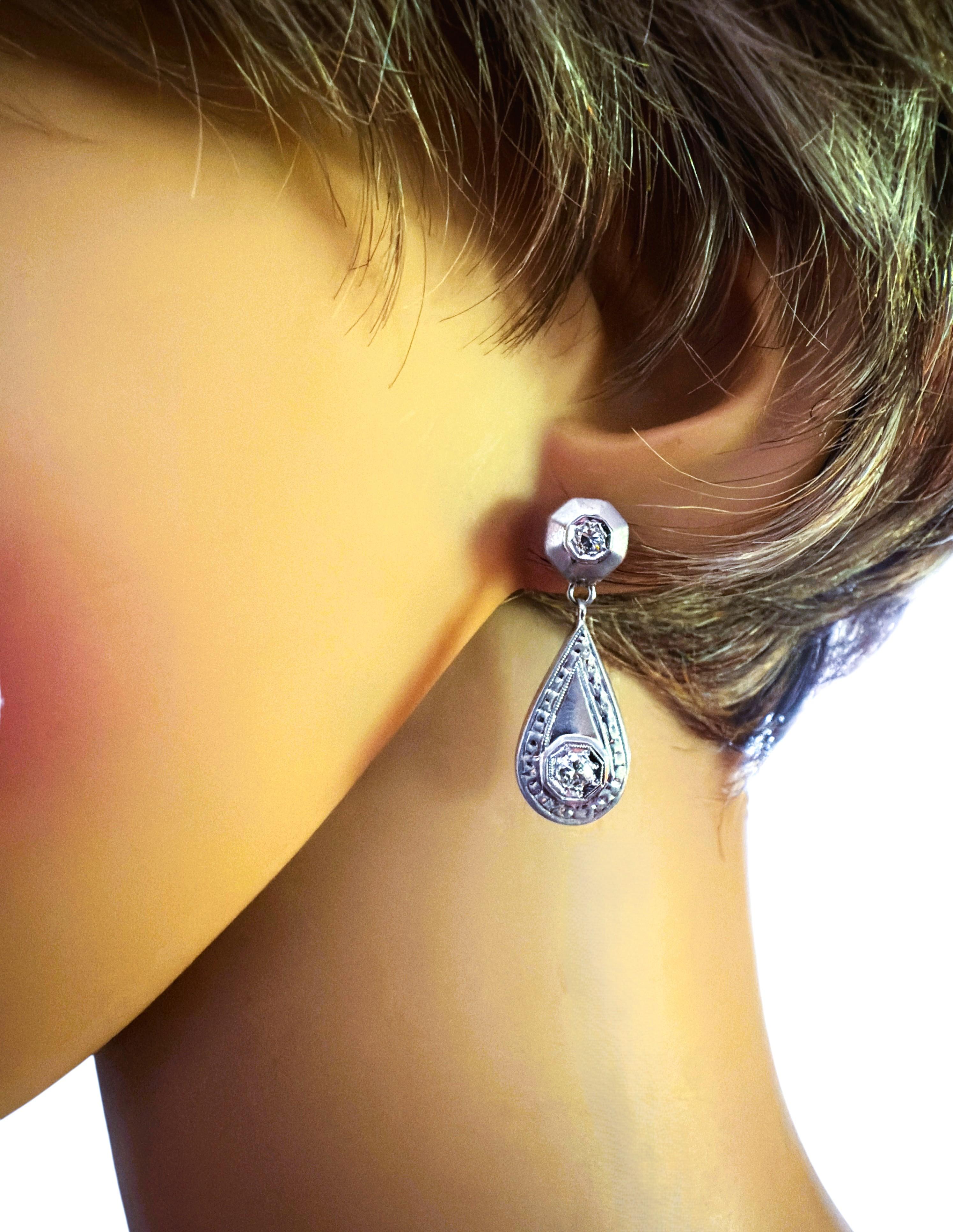 Art déco Boucles d'oreilles pendantes en or blanc 14K avec diamants de 0,56 carat en forme de poire en vente