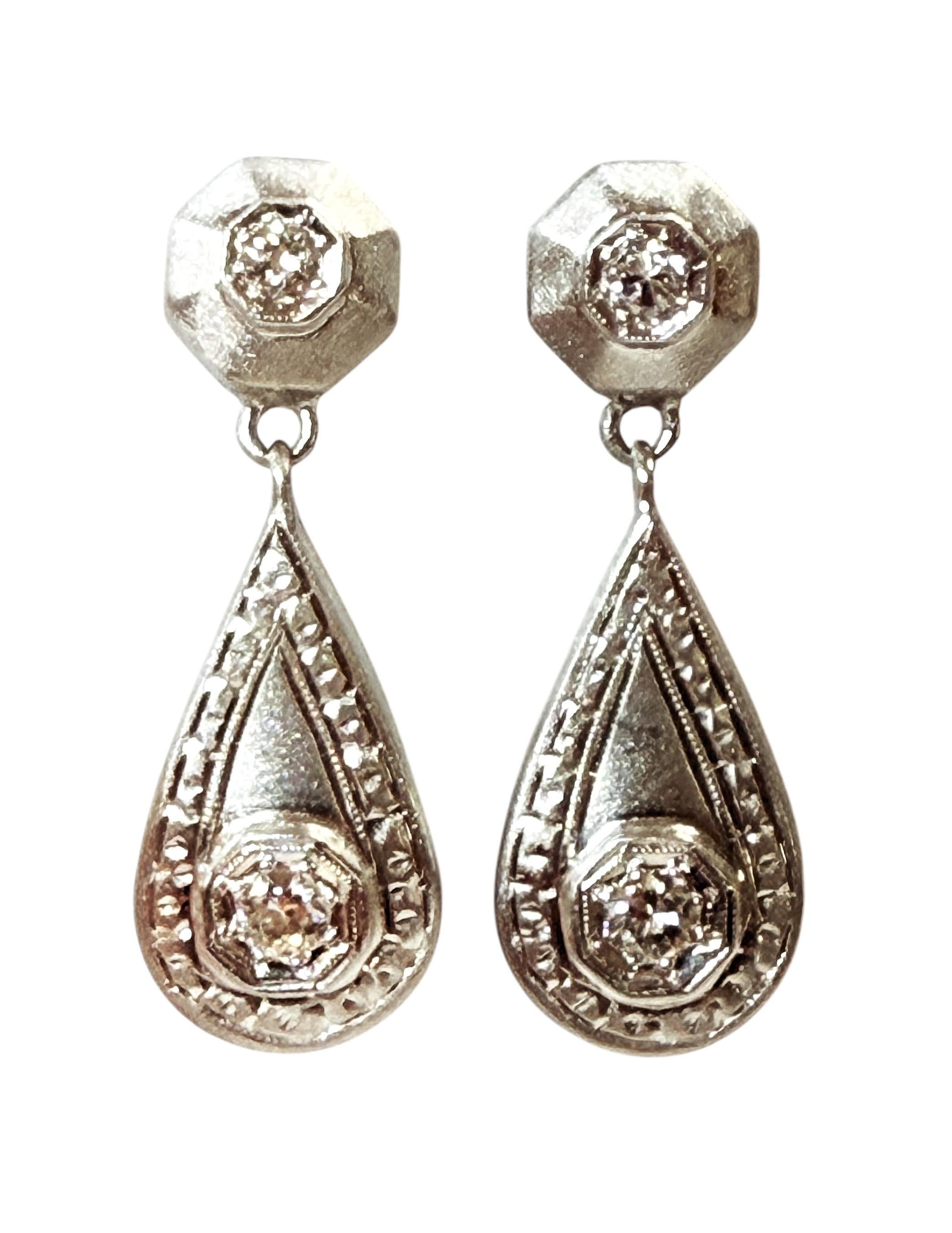 Boucles d'oreilles pendantes en or blanc 14K avec diamants de 0,56 carat en forme de poire en vente 1