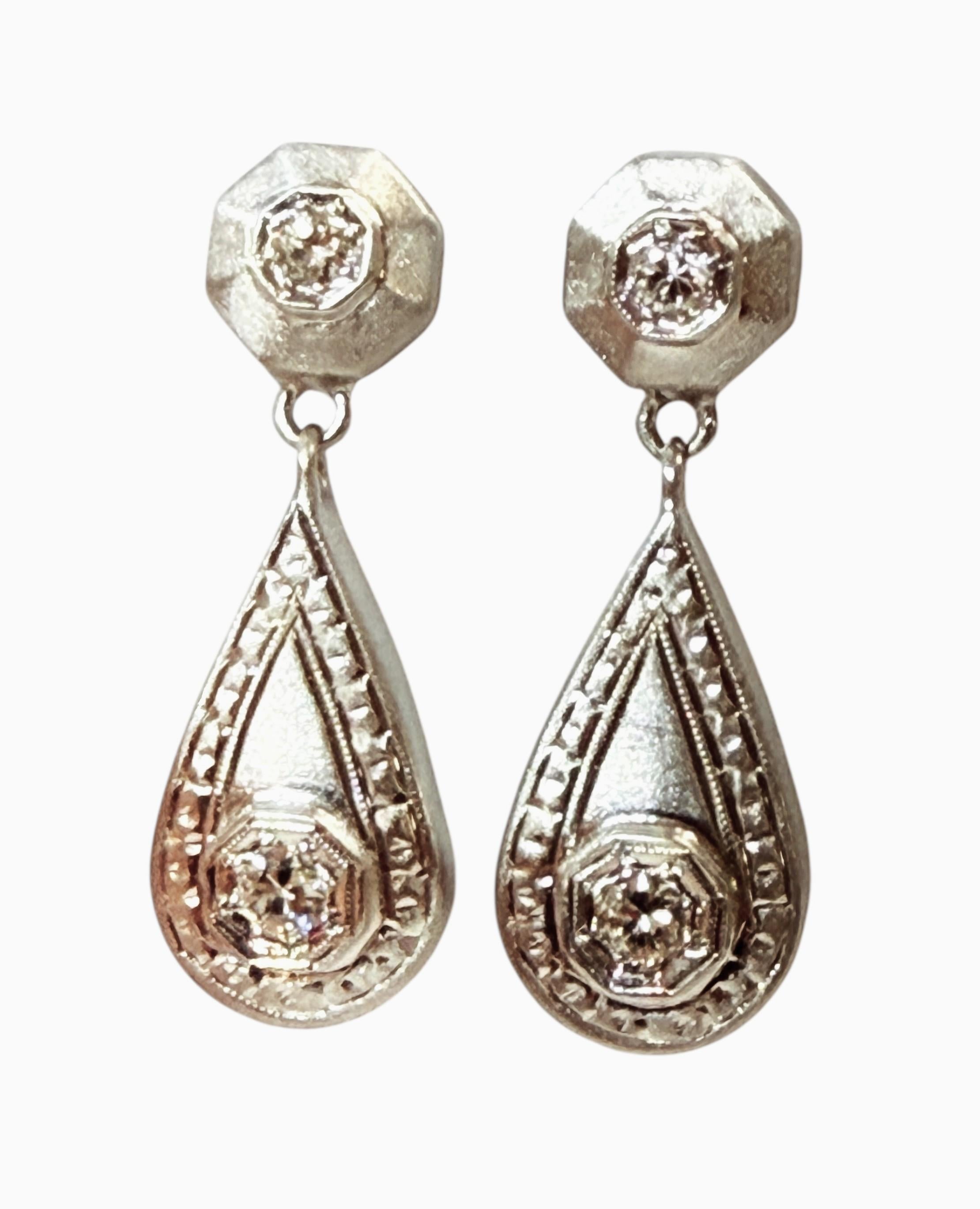 Boucles d'oreilles pendantes en or blanc 14K avec diamants de 0,56 carat en forme de poire en vente 2