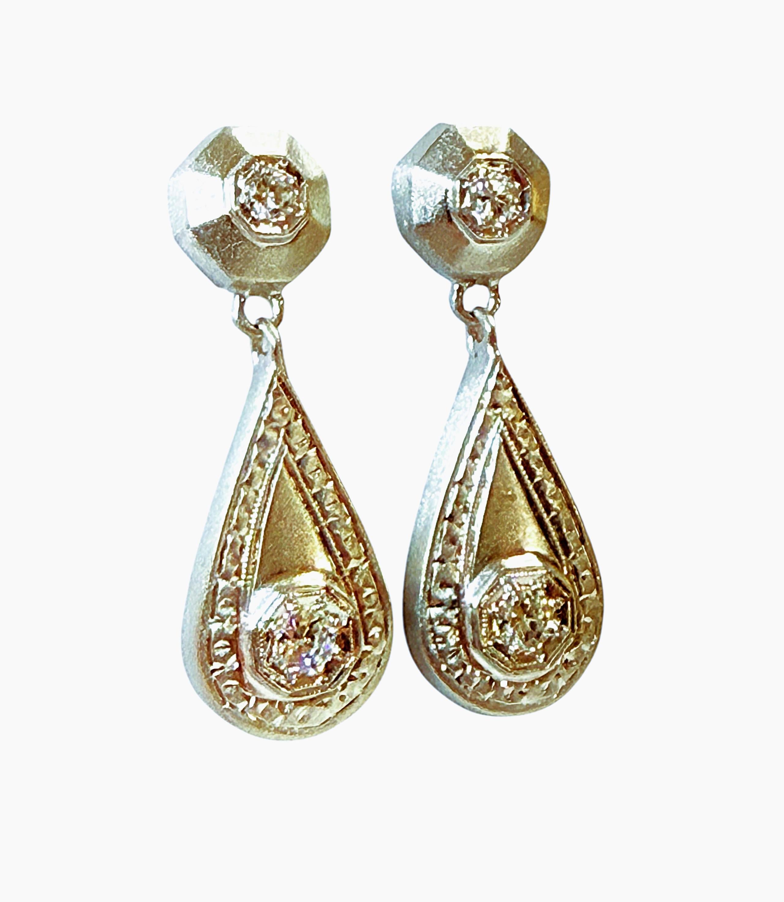 Boucles d'oreilles pendantes en or blanc 14K avec diamants de 0,56 carat en forme de poire en vente 3